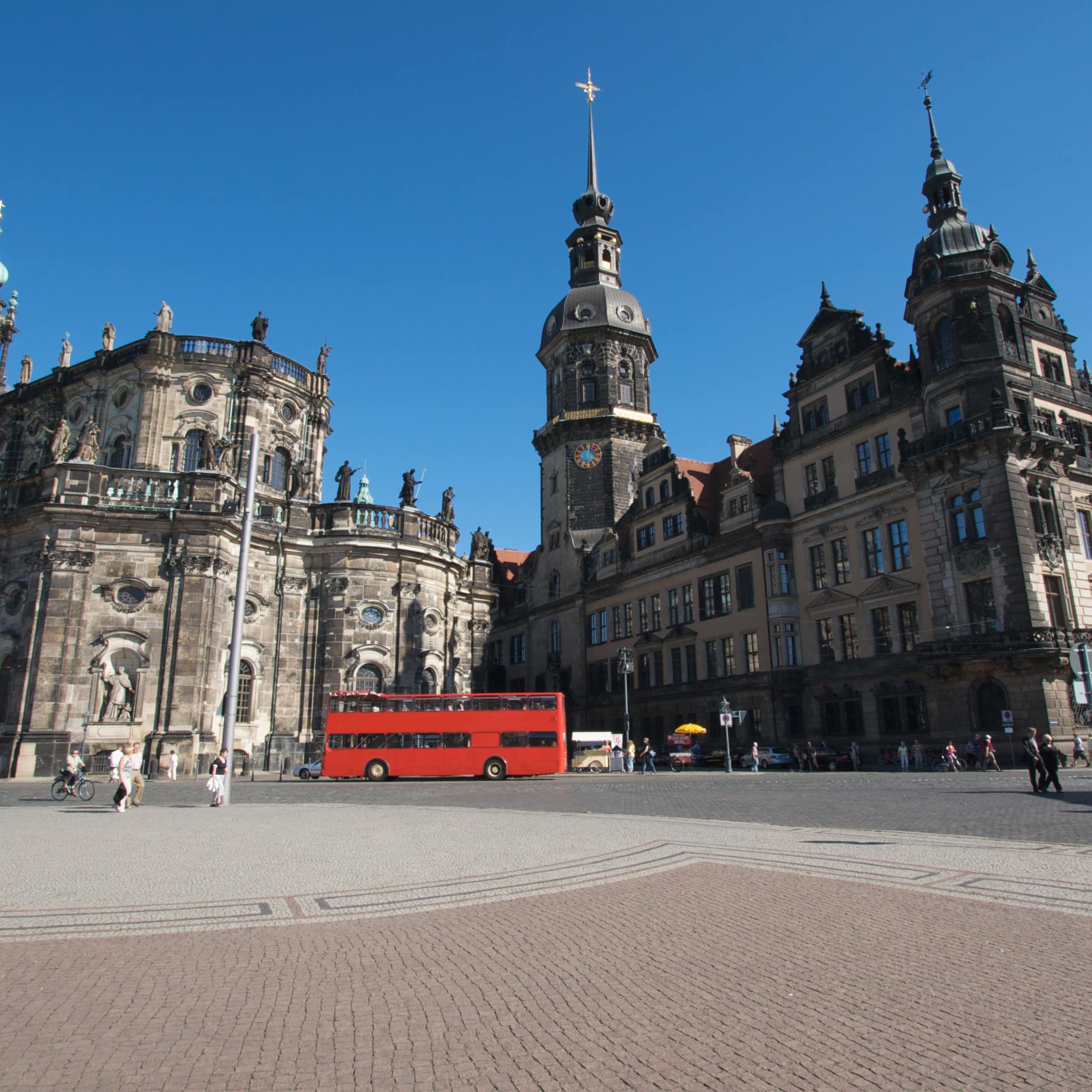 Ein roter Doppeldeckerbus in der Innenstadt von Dresden.