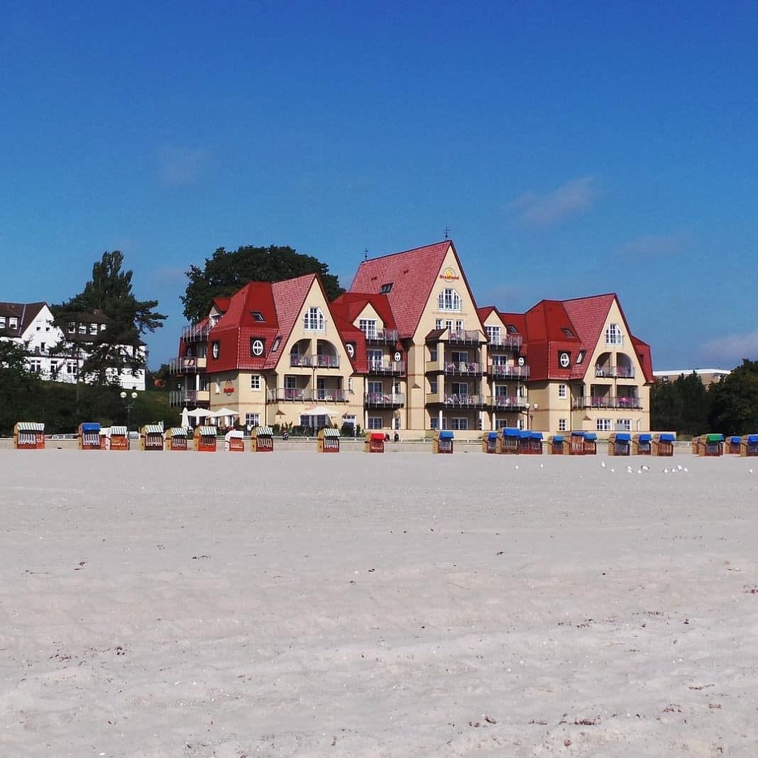 Häuser direkt am Strand in Grömitz, Strandkörbe stehen am Strand 