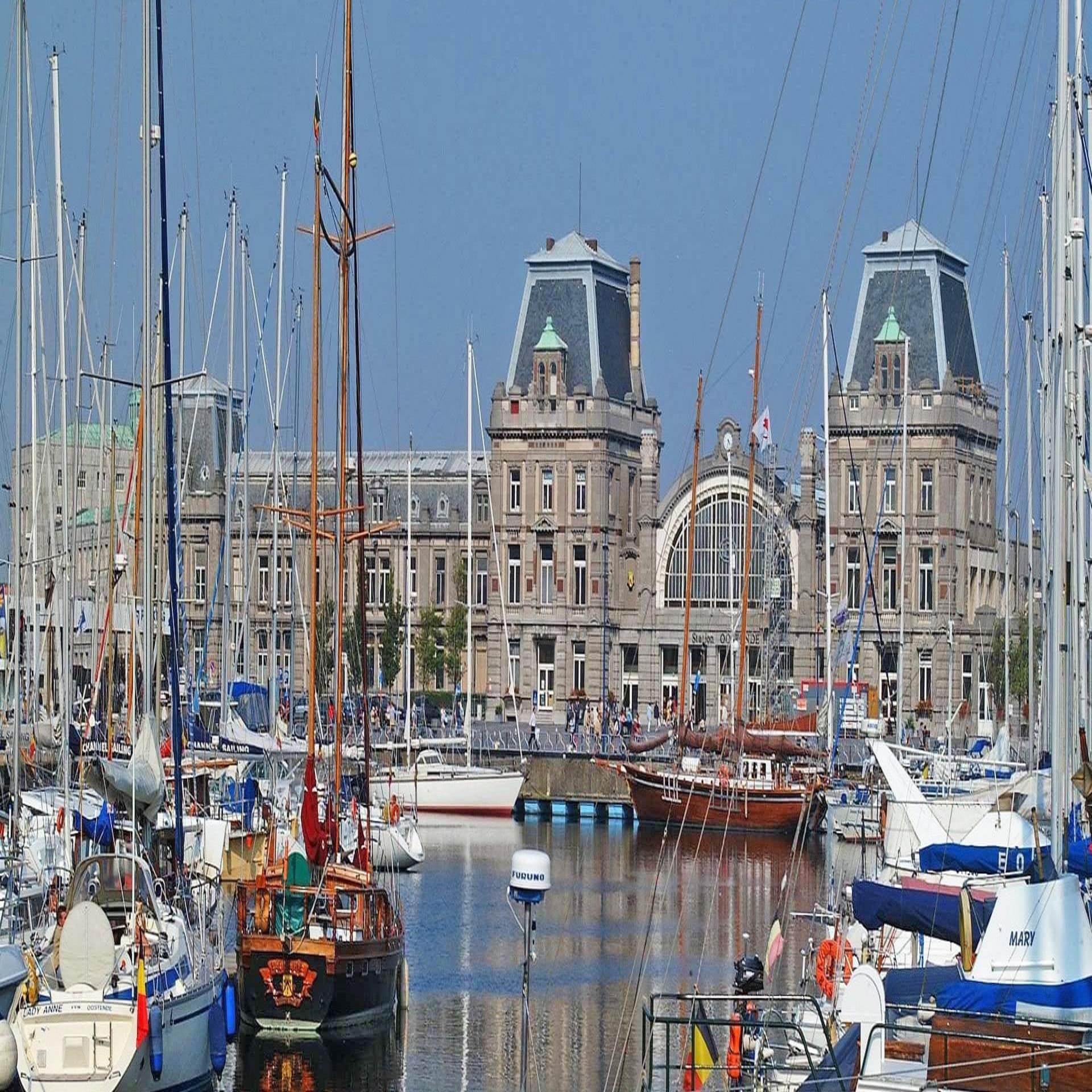 Blick über den Hafen und ein Gebäude dahinter.