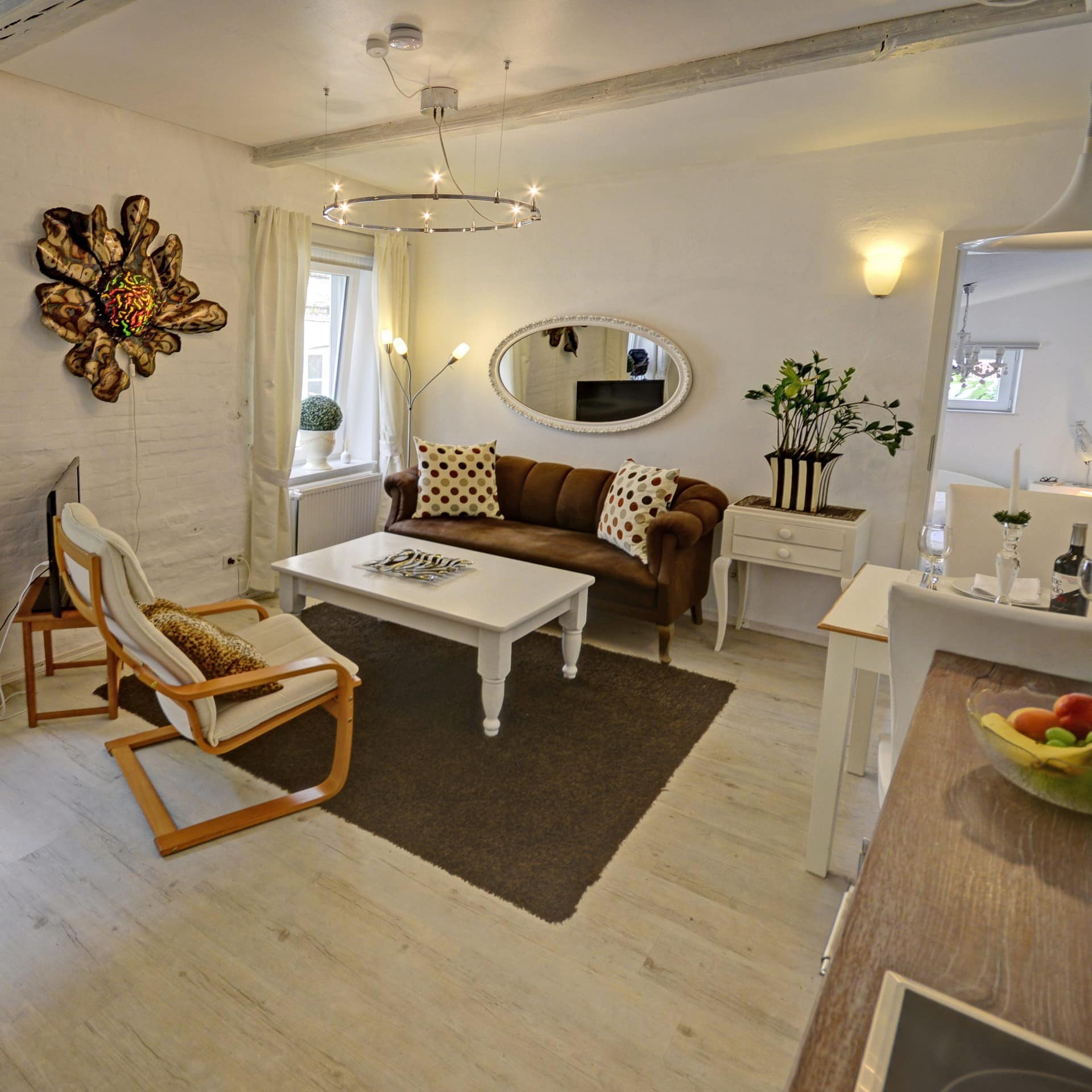 Wohnzimmer einer hell eingerichteten Ferienwohnung in Flensburg 