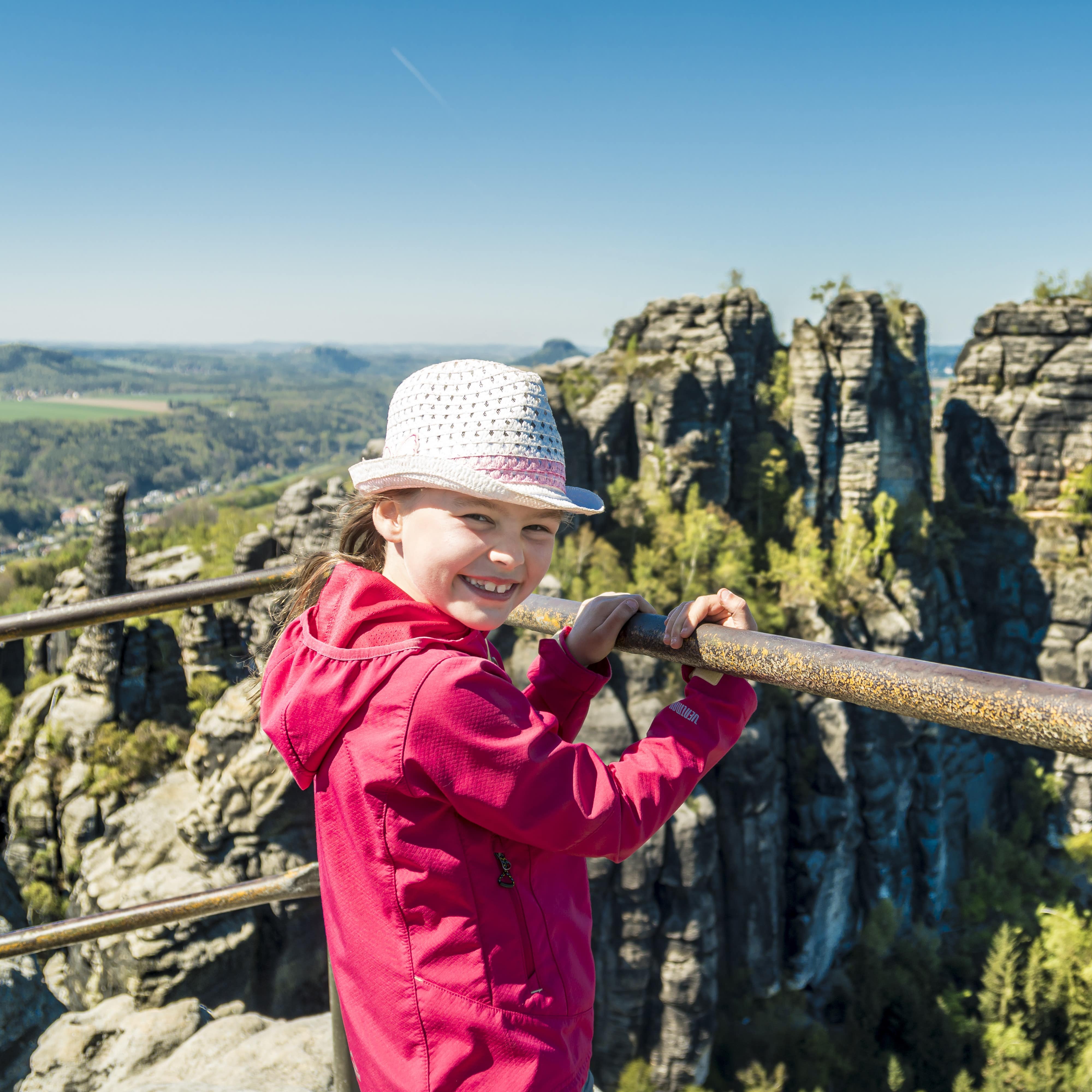 Ein Mädchen an einem Aussichtspunkt im Elbsandsteingebirge