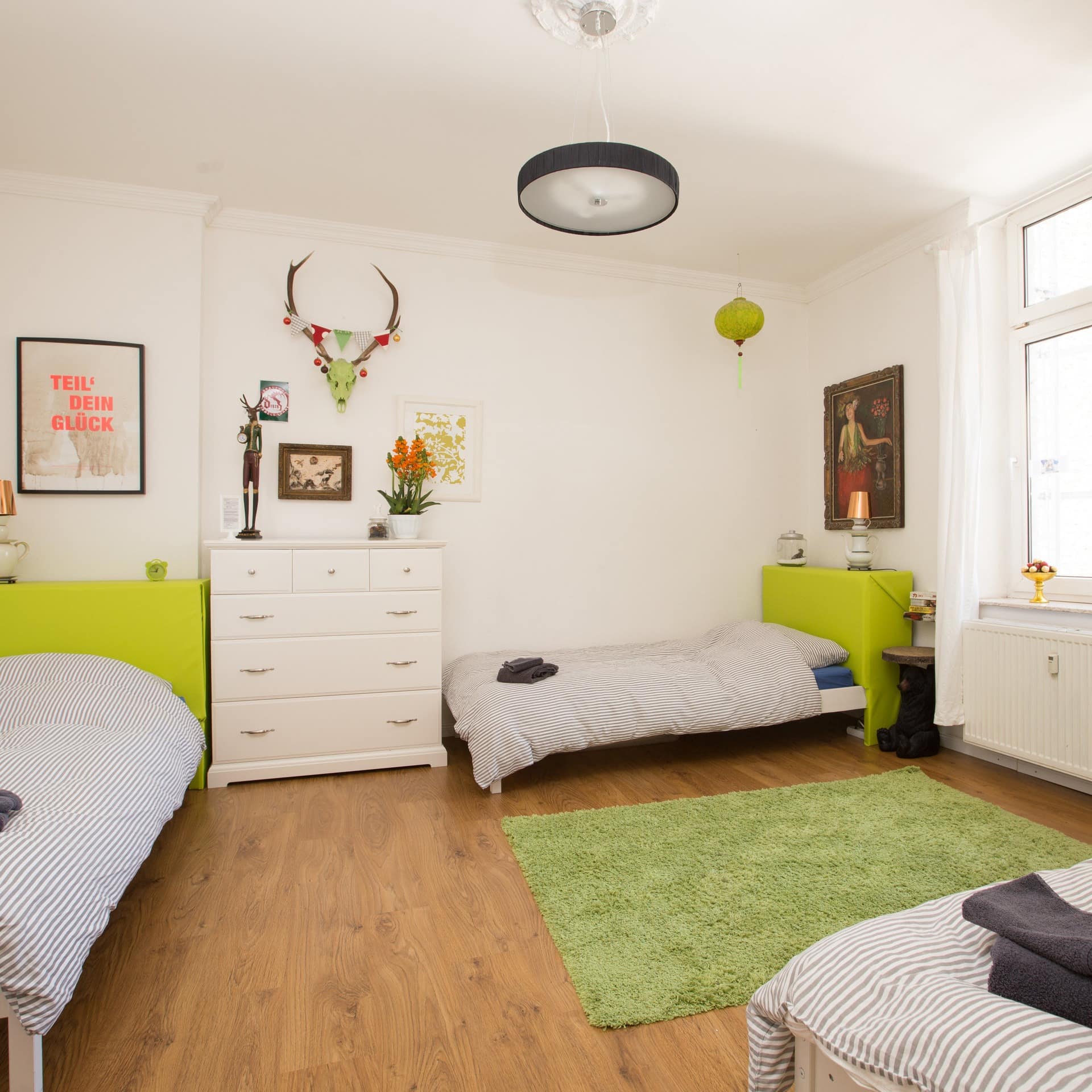 Kreativ eingerichtetes Mehrbettzimmer in einer Ferienwohnung in Köln