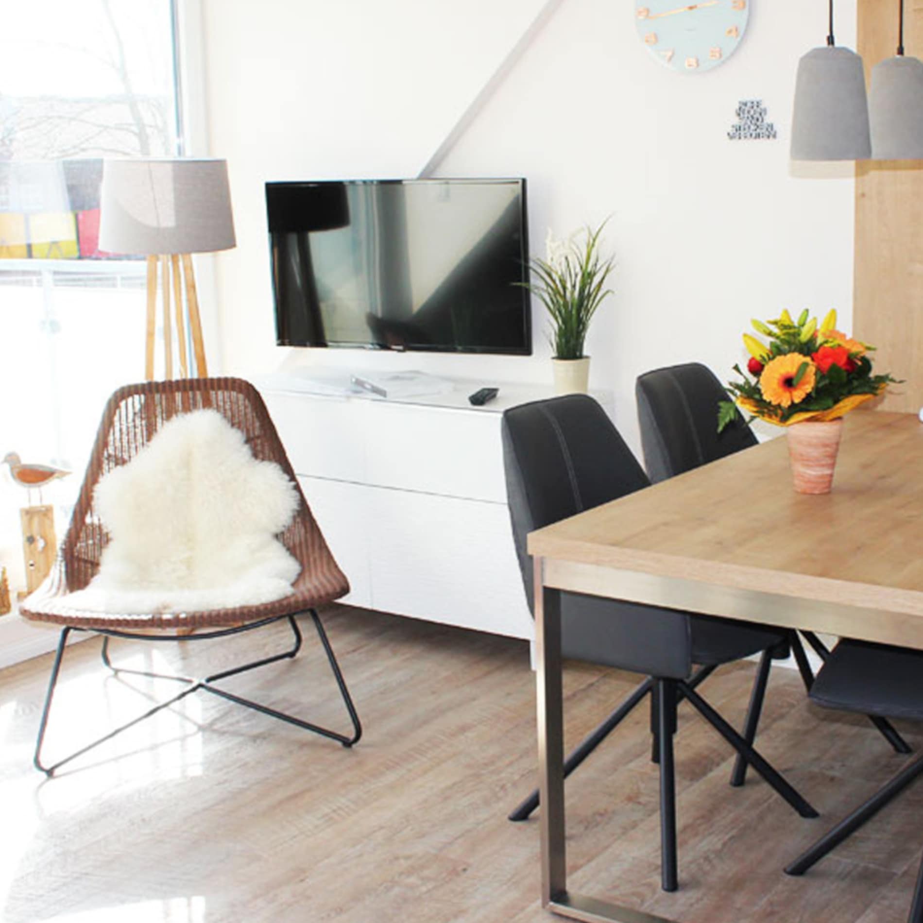 Wohnzimmer einer Ferienwohnung auf Langeoog mit Esstisch und Sessel