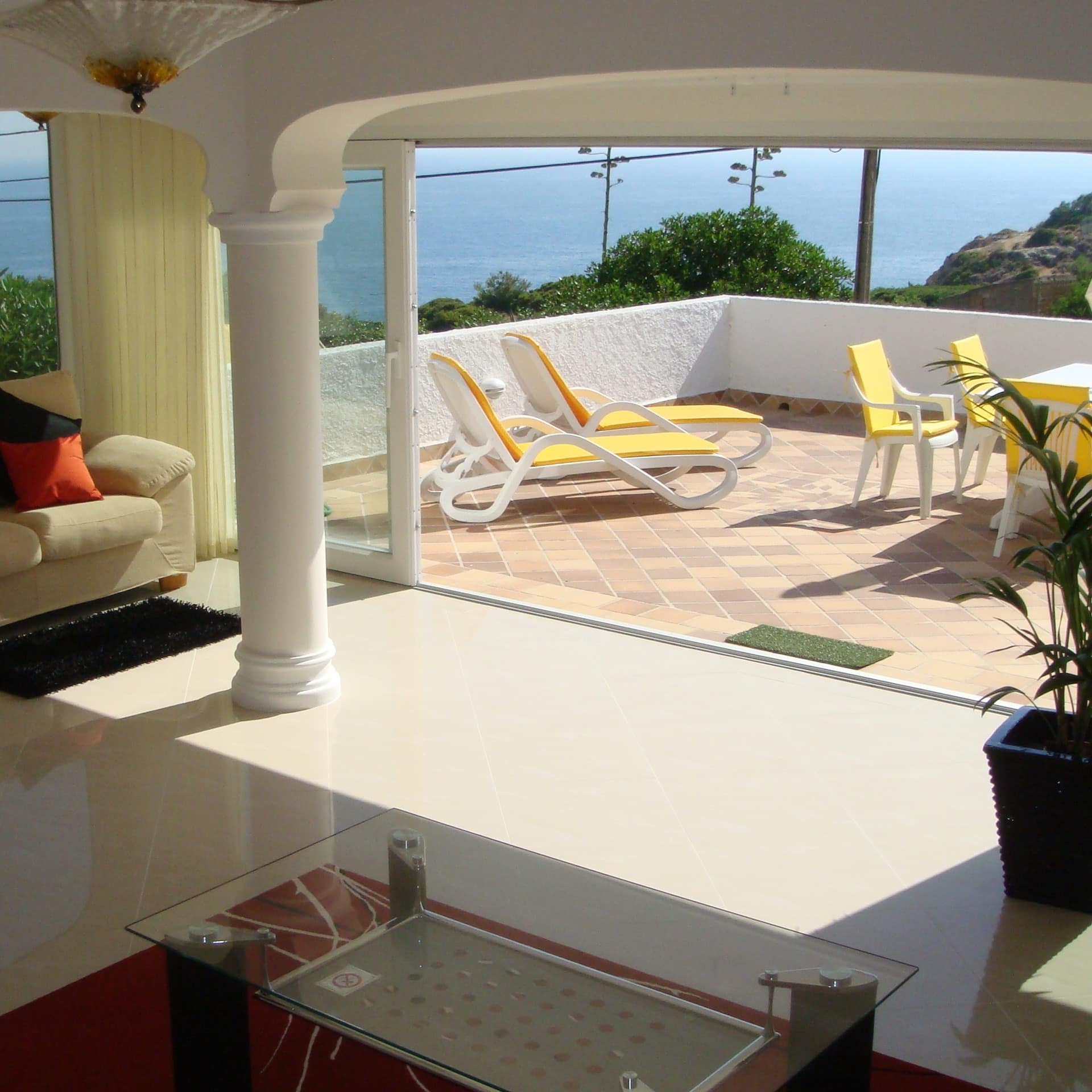 Wohnzimmer mit großem Balkon einer Ferienwohnung in Carvoeiro mit Meerblick