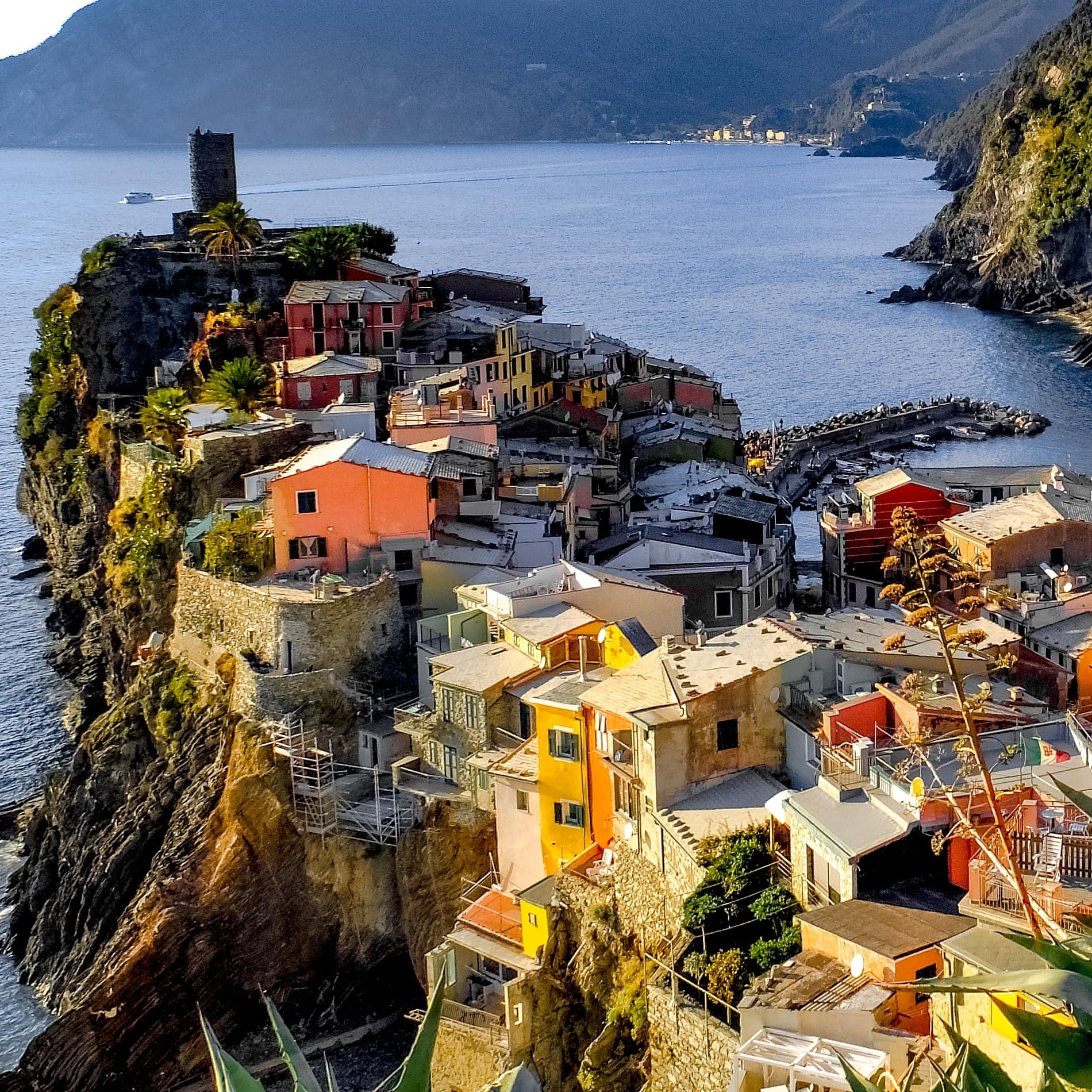Unglaublich pittoresk liegt das Dorf Vernazza an einer kleinen natürlichen Bucht in den Cinque Terre, Ligurien