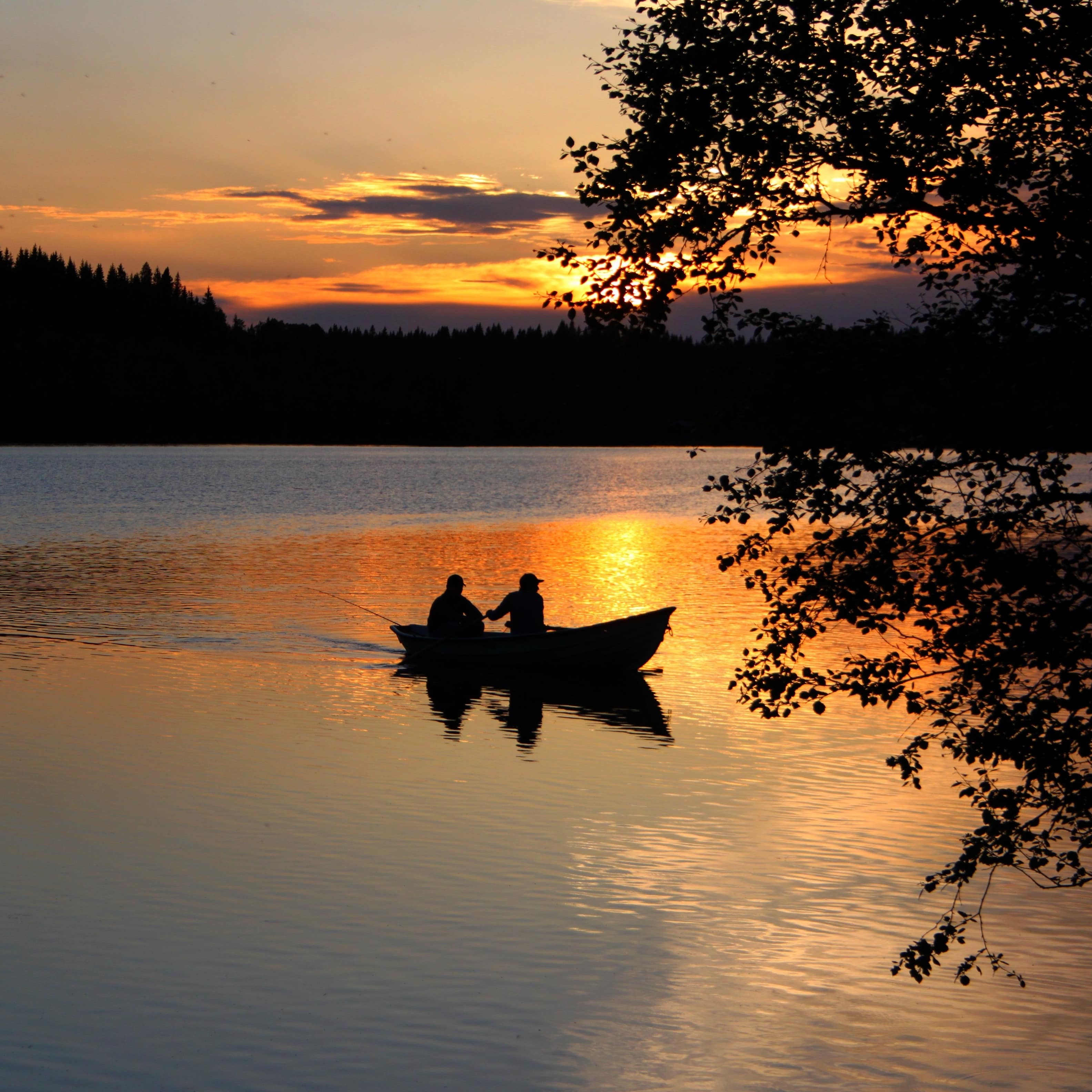 Zwei Angler im Boot im Abendlicht auf einem norwegischen Gewässer