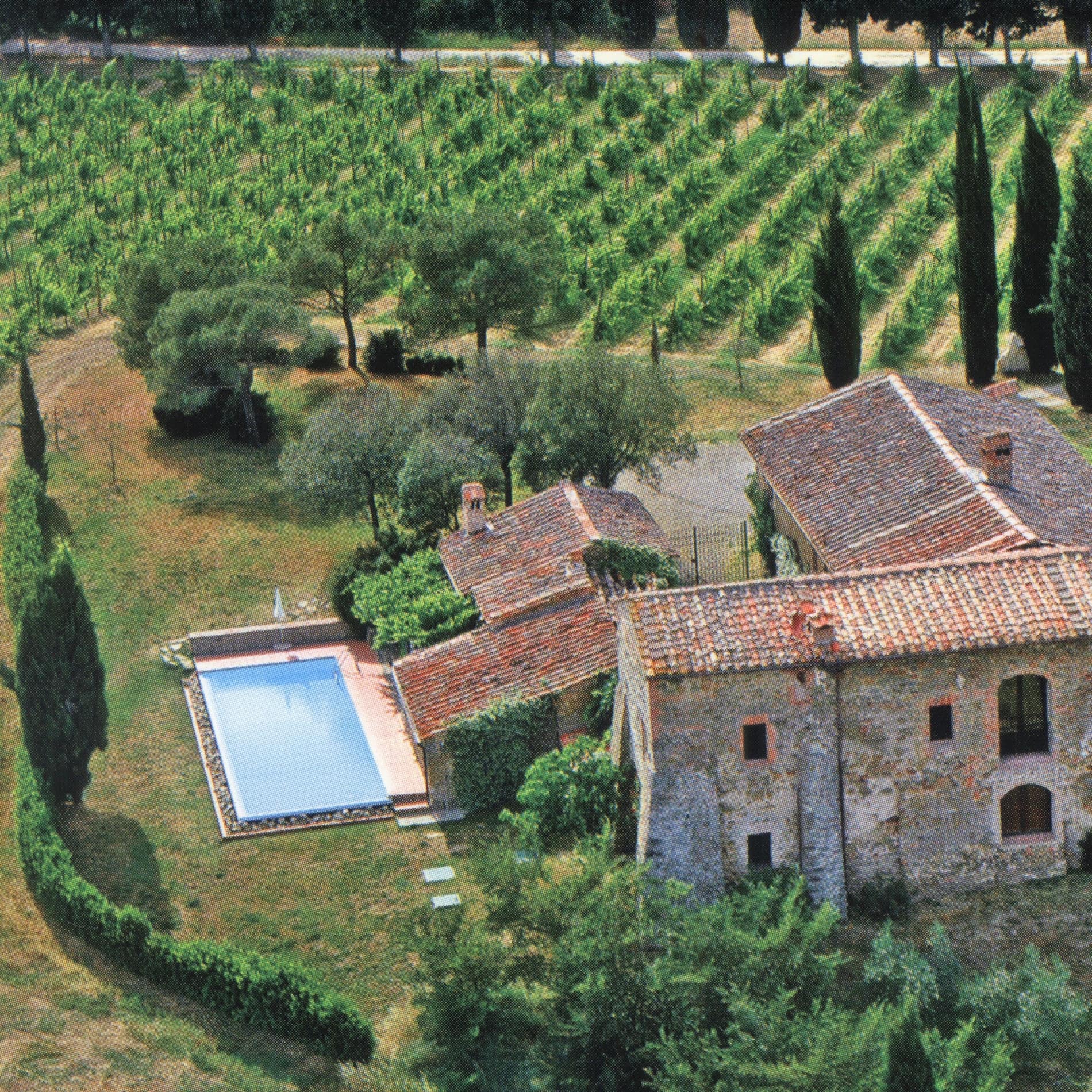 Zwischen Reben und Zypressen liegt ein altes Haus in der Toskana, in dem Ferienwohnungen mit Pool zu mieten sind