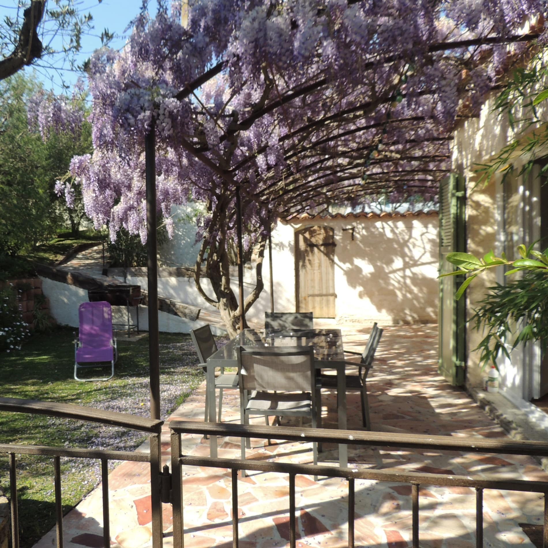 Pergola mit blühenden Glyzinien im Garten der Ferienwohnung in Cavalaire-sur-Mer