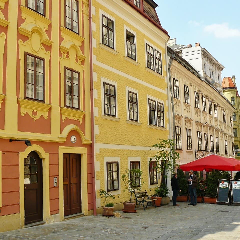 Typische Häuserzeile im Wiener-Zentrum mit bunt gestrichenen Altbauten