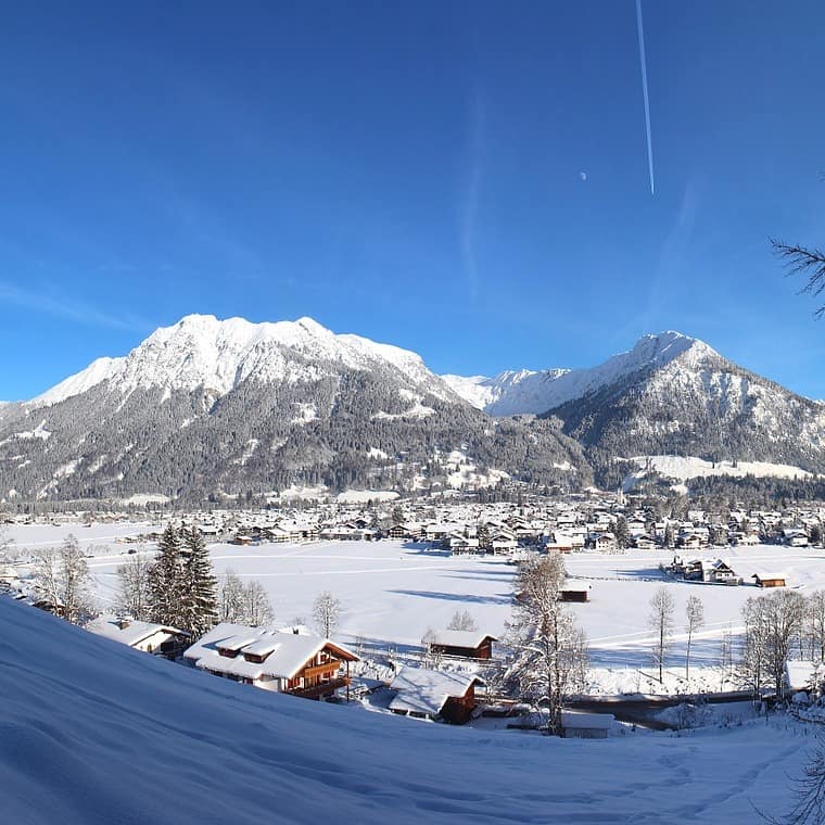 Verschneite Häuser von Oberstdorf inmitten einer Winterlandschaft