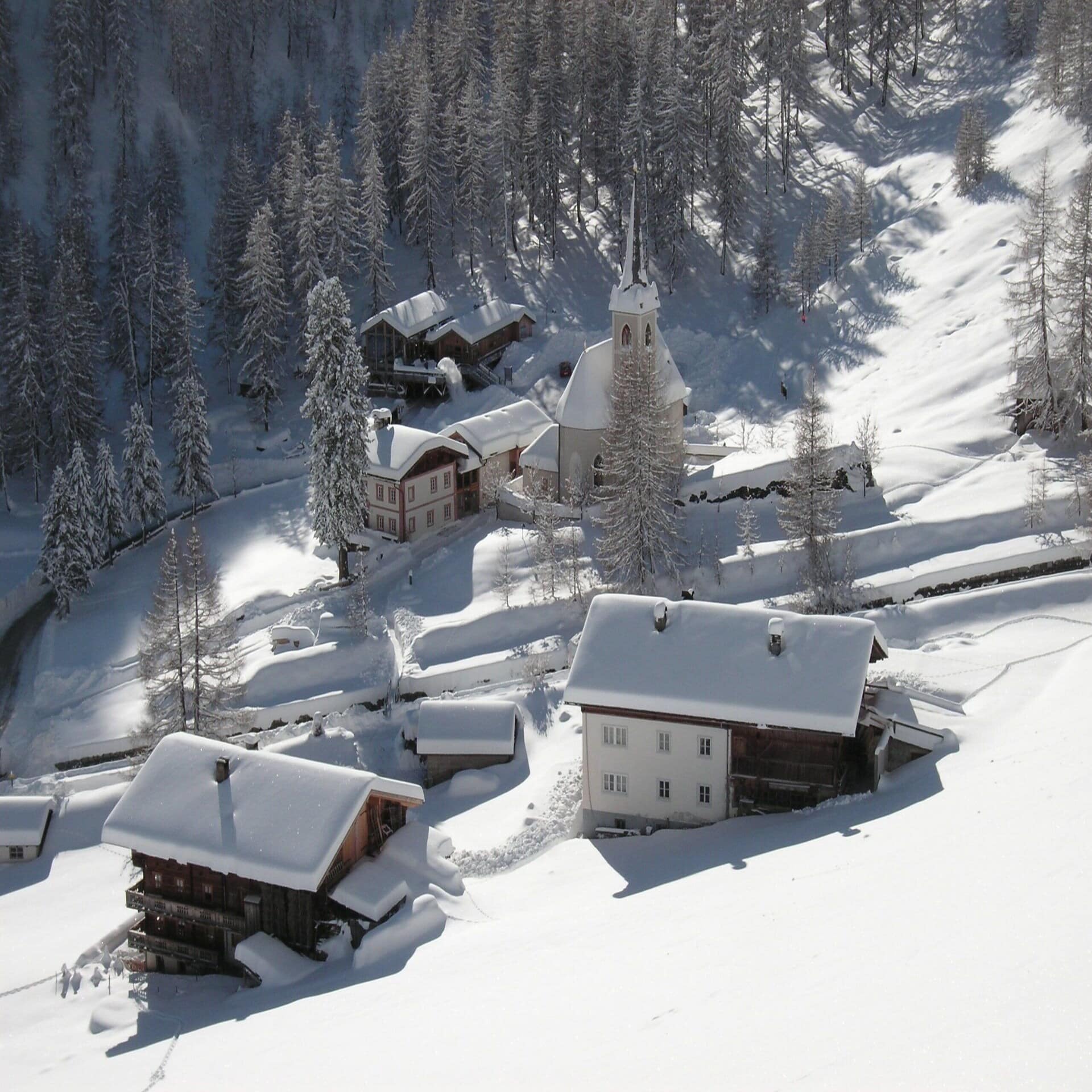 Luftaufnahme von verschneiten Häusern in verschneiter Umgebung