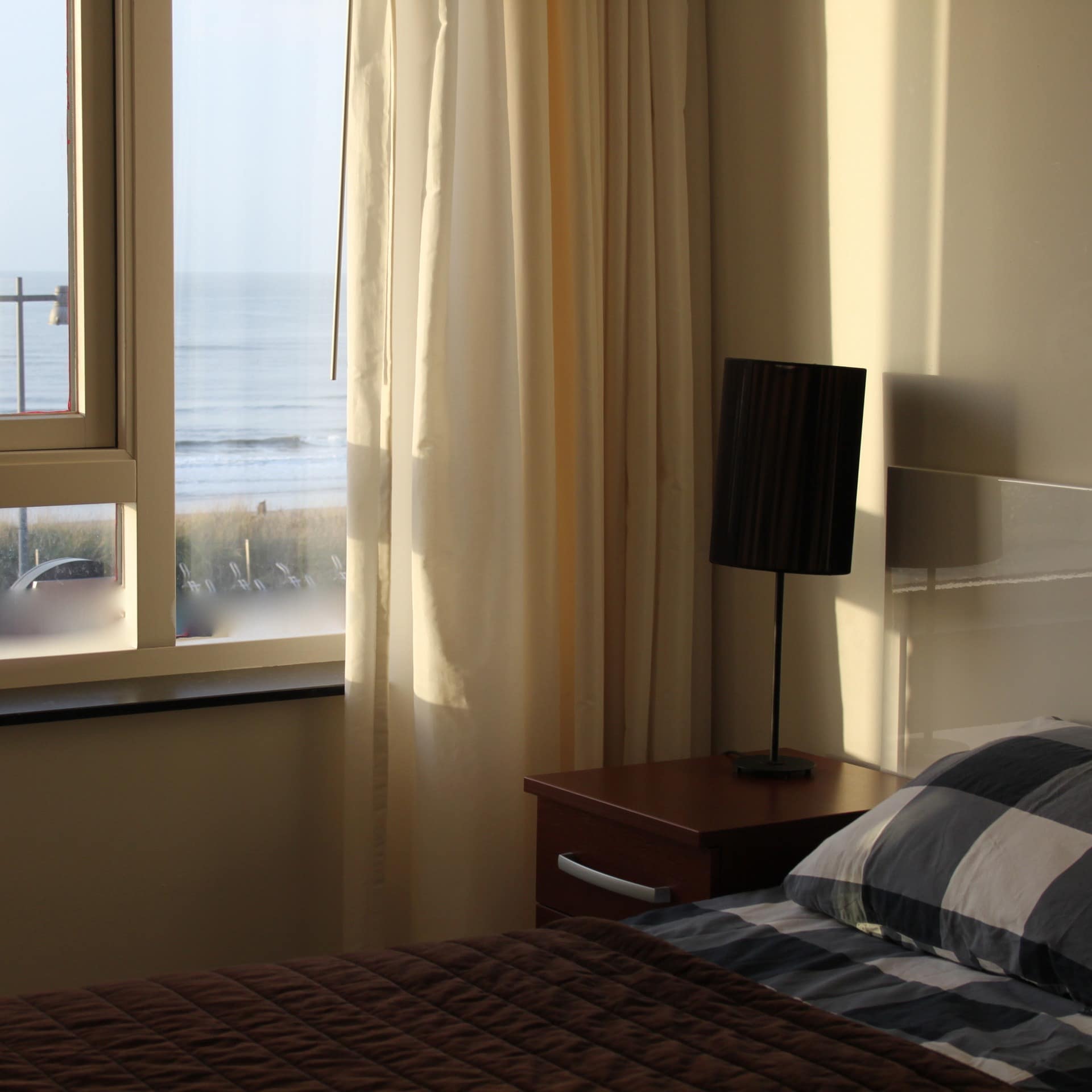 Blick aus dem Schlafzimmer direkt auf das Meer, Ferienwohnung in Egmond aan Zee