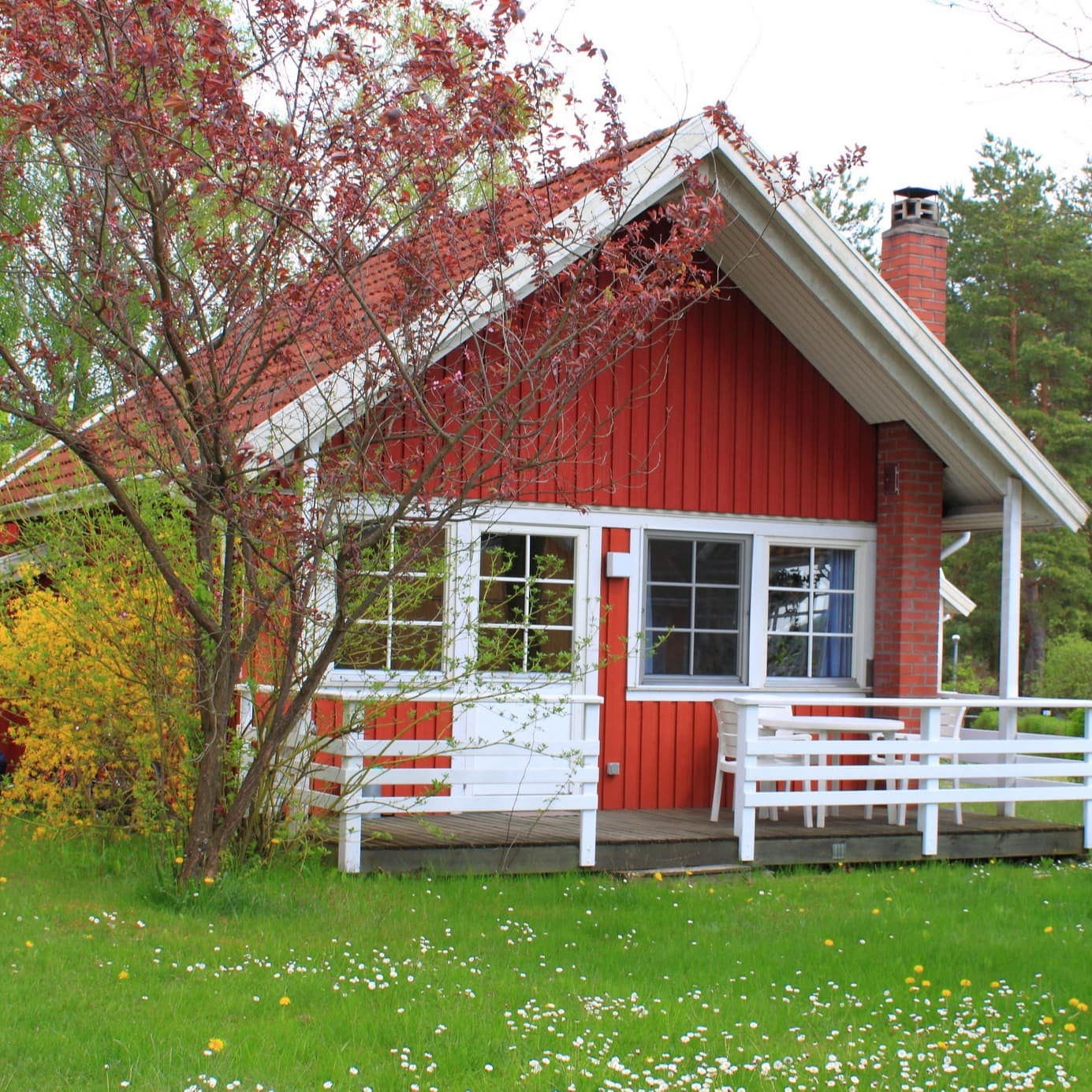 Rot-weißes Ferienhaus in einem Ferienpark an der Mecklenburger Seenplatte 