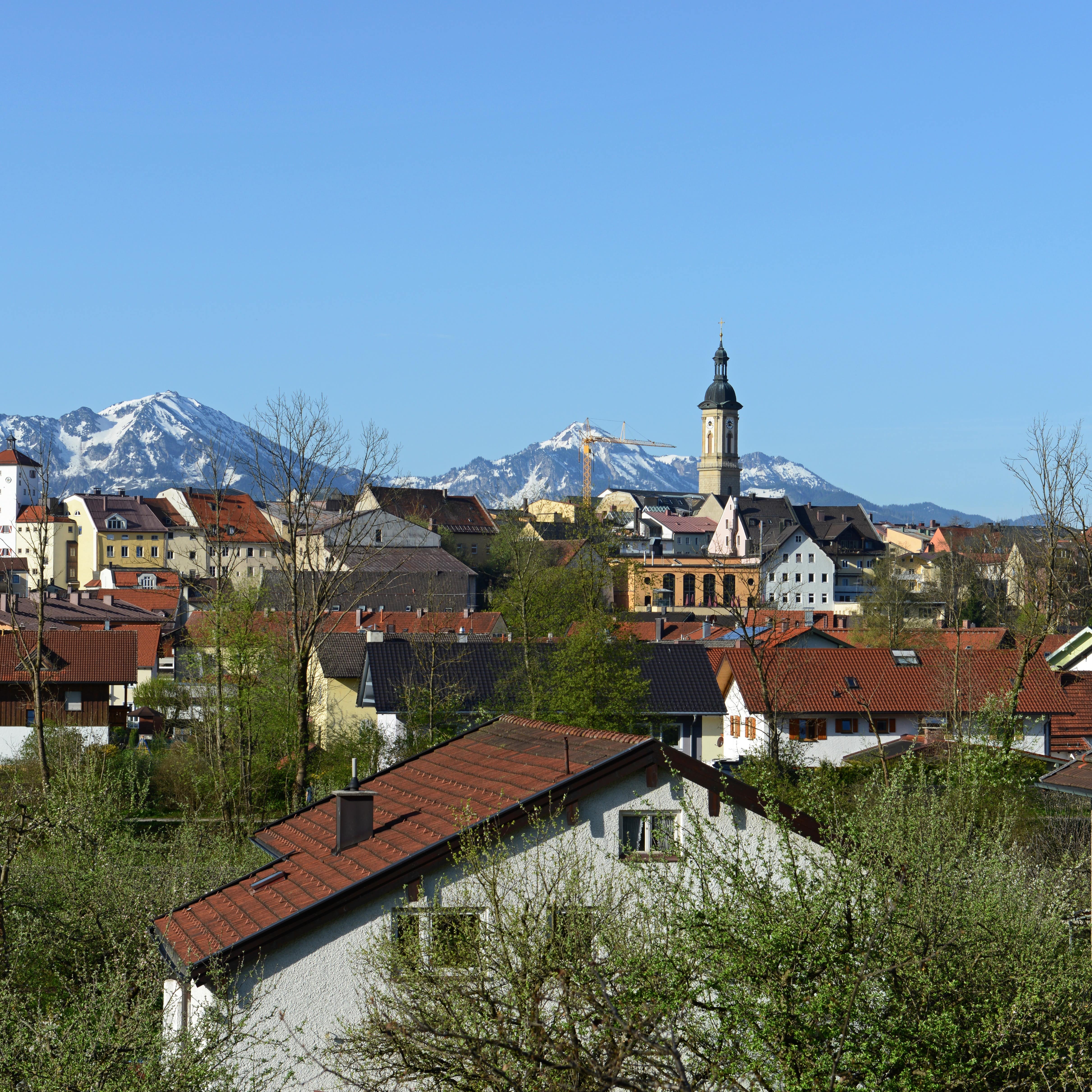 Blick über die Häuser in Traunstein, im Hintergrund die Alpen.