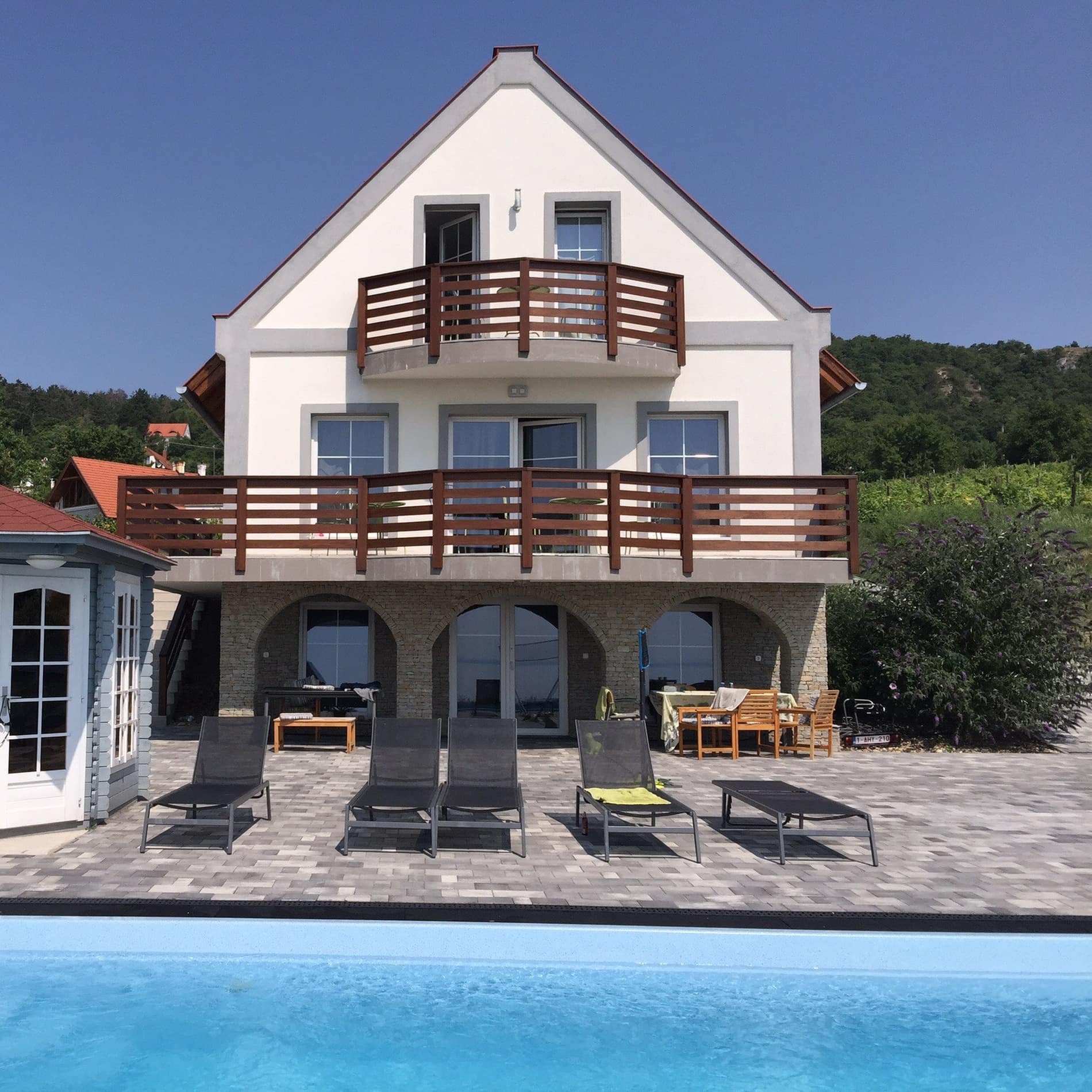 Spitzgiebliges Haus mit Ferienwohnung am Balaton mit Balkon, Pool und Sonnenliegen 