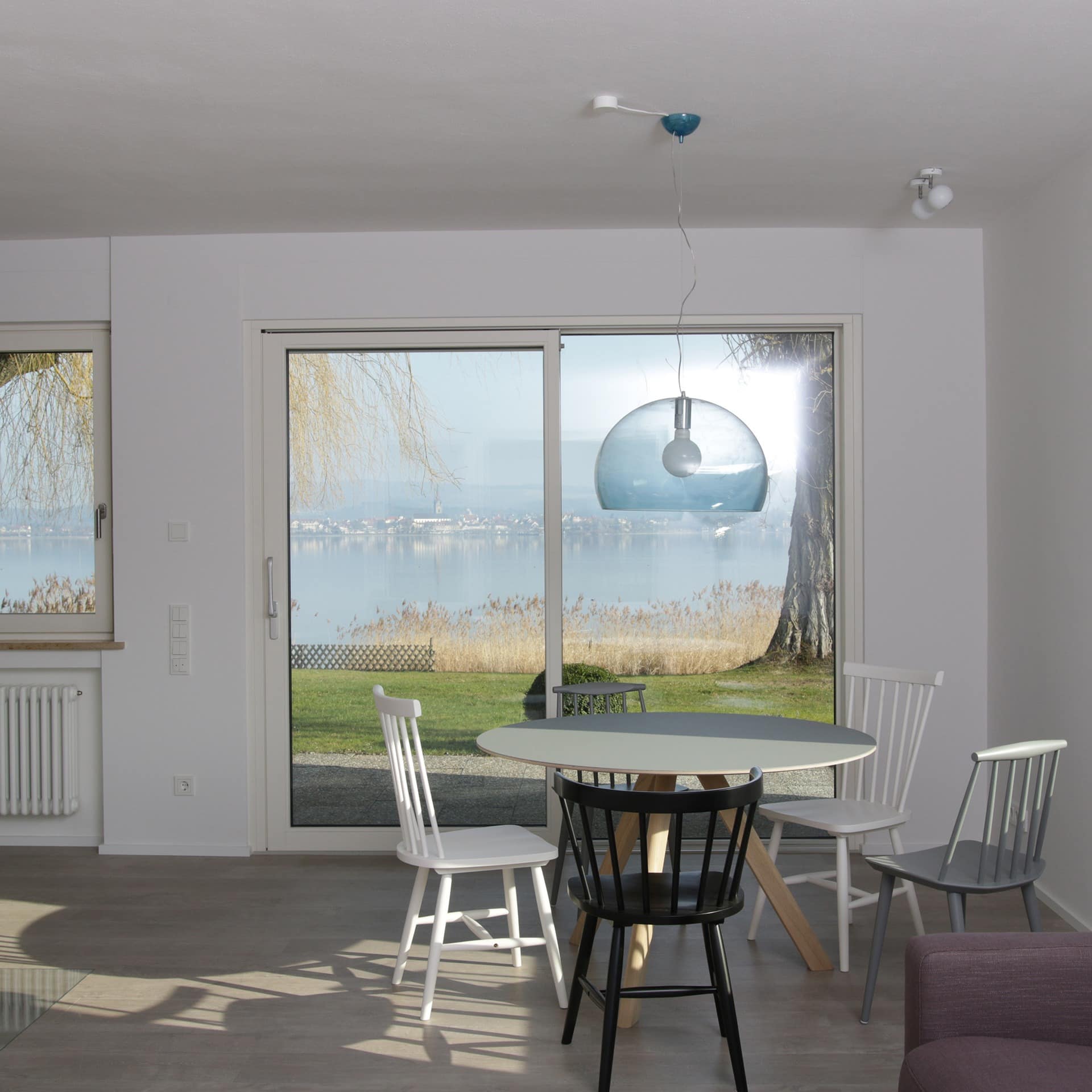 Modernes Wohnzimmer eines Ferienhauses am Bodensee direkt am See 