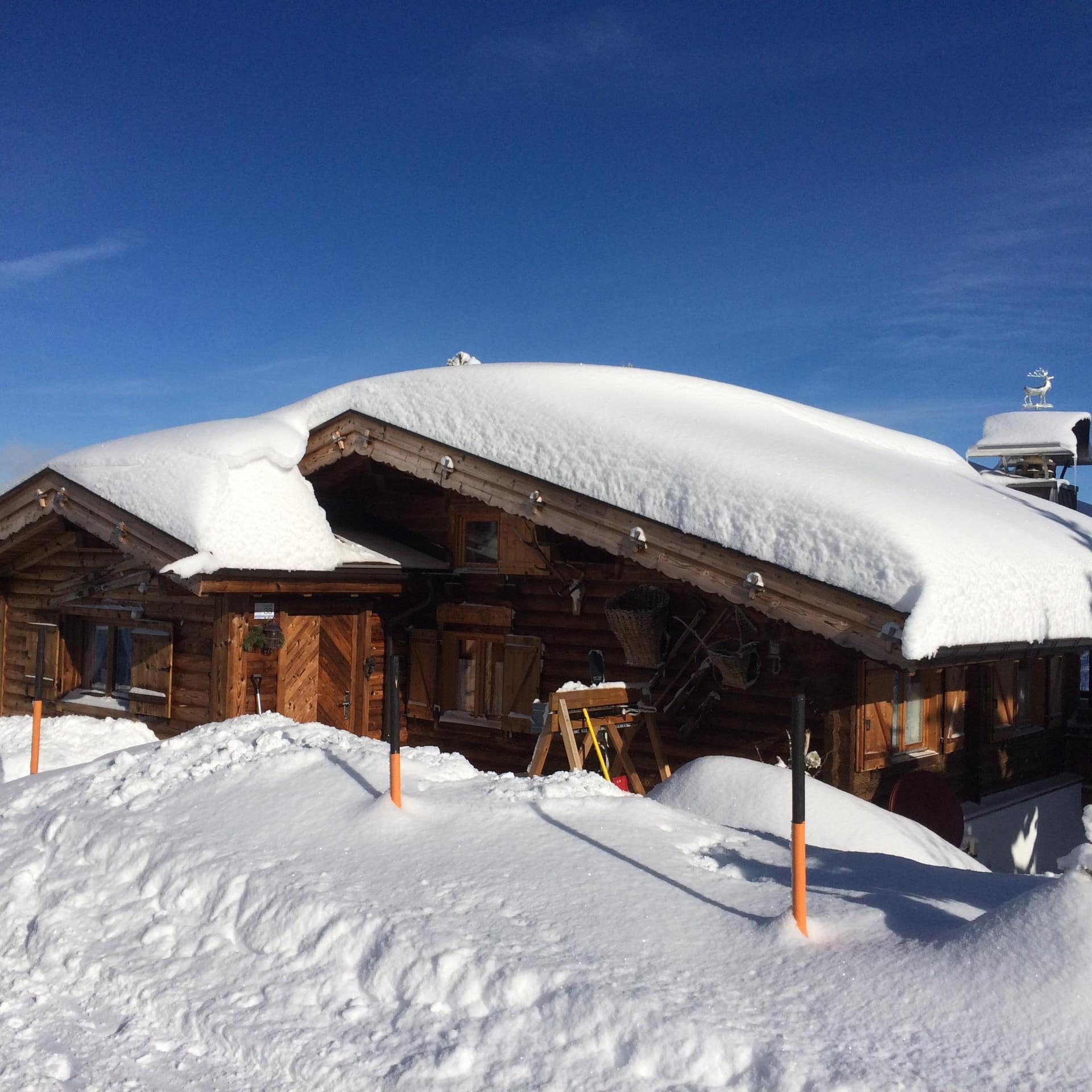Tief verschneite Skihütte direkt an der Piste im Skigebiet Hochzillertal 