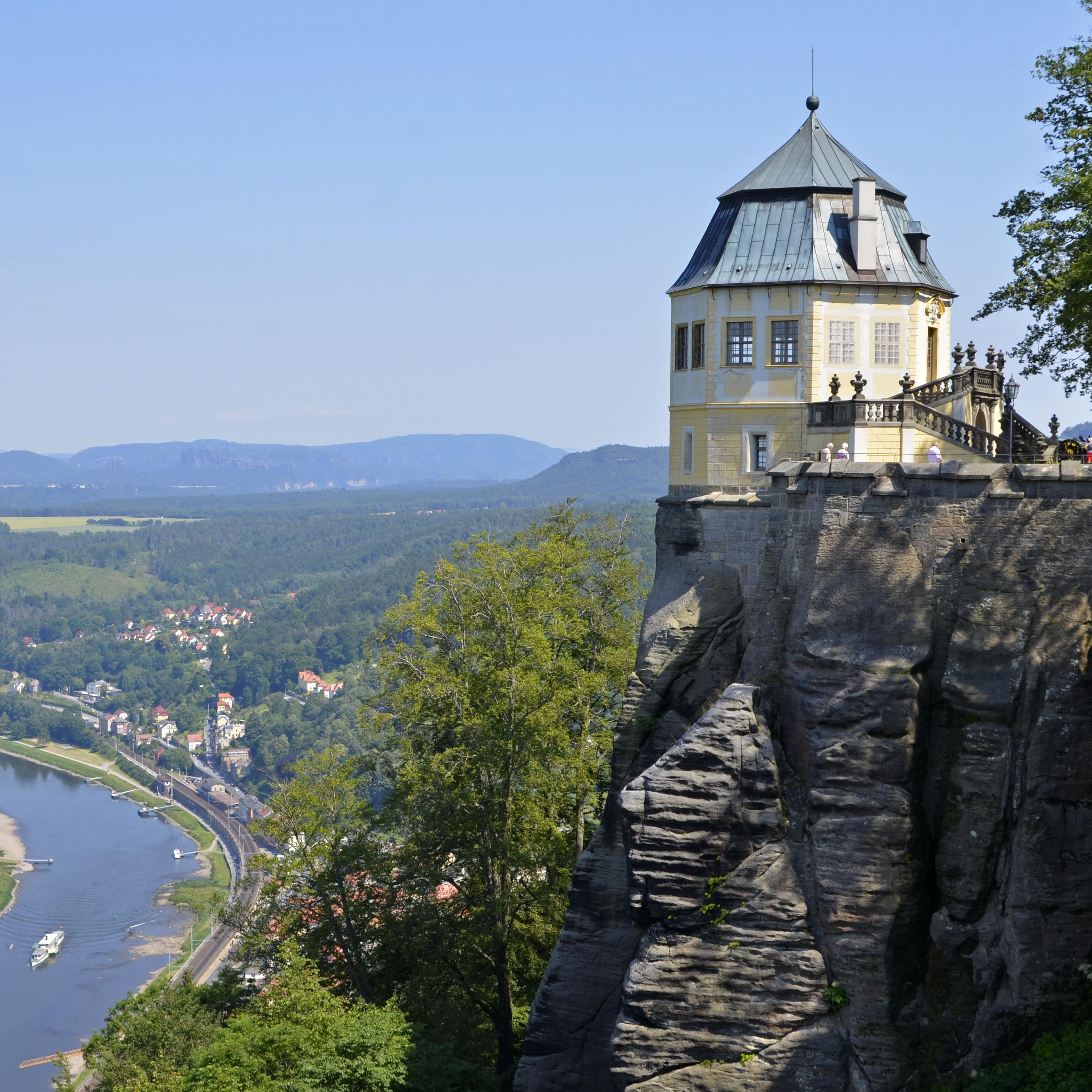 Blick auf die Festung Königstein mit der Friedrichsburg sowie das Elbtal.