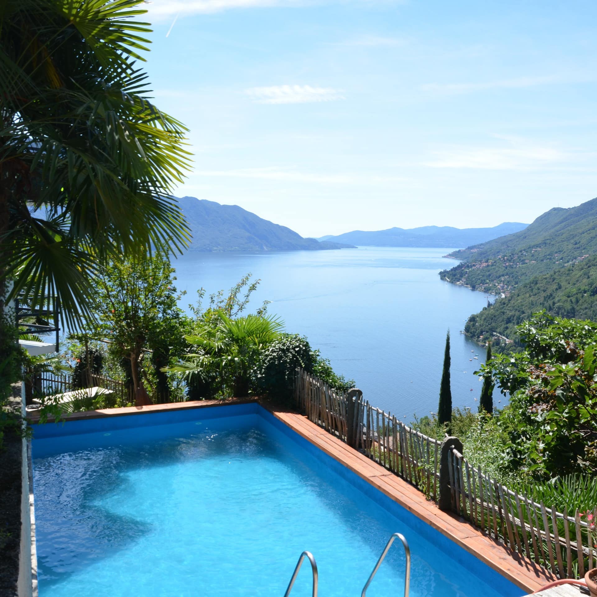 Pool von einem Ferienhaus am Lago Maggiore mit Blick über den See