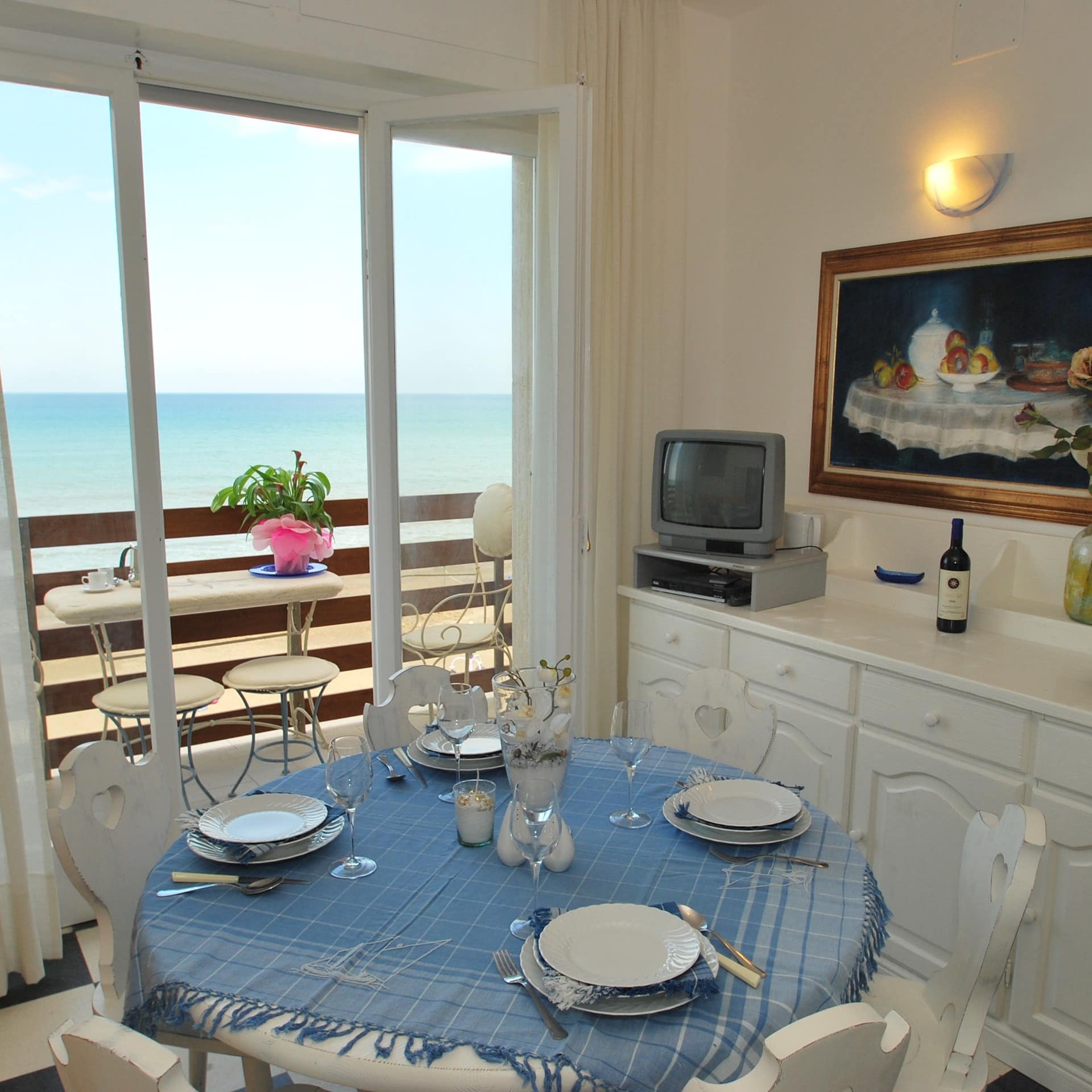 Wohnzimmer einer günstigen Ferienwohnung direkt am Meer in Marina di Castagneto Carducci in der Toskana