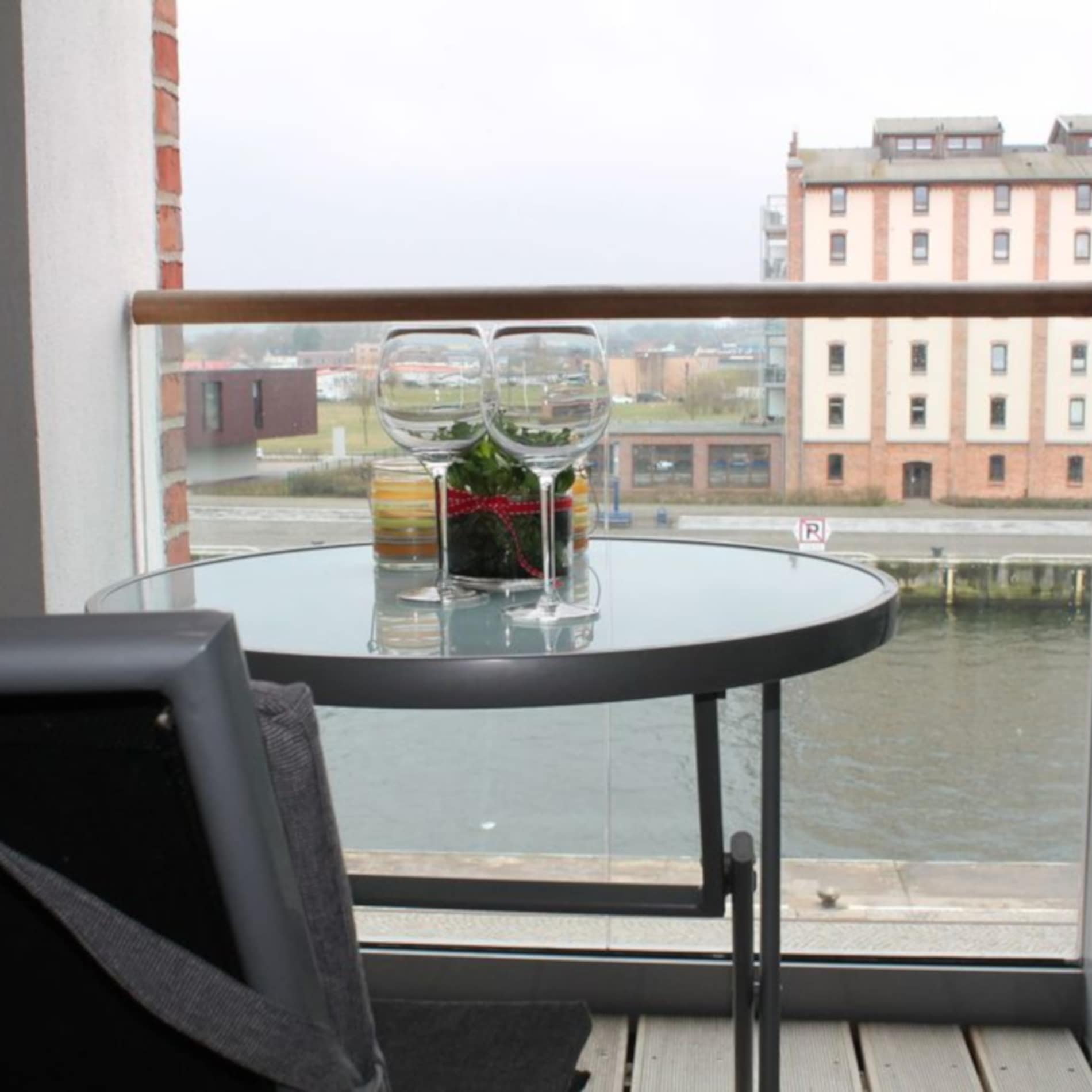 Ferienwohnung in Wismar im Hafen mit kleiner Loggia und Blick auf den Anleger