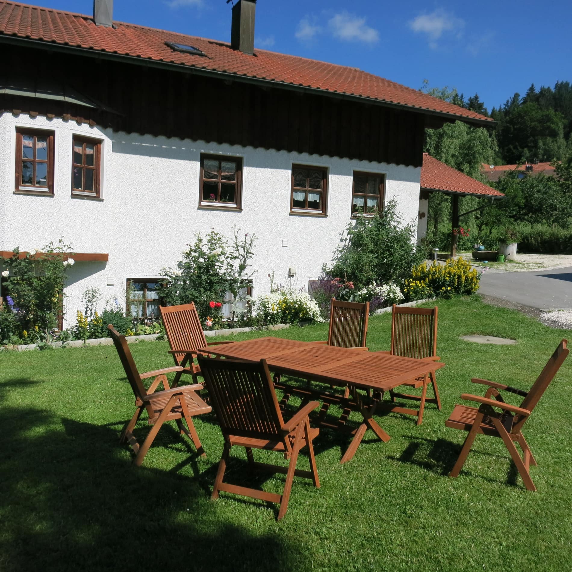 Ferienwohnung im Bayerischen Wald auf dem Bauernhof mit Sitzgelegenheit im Garten