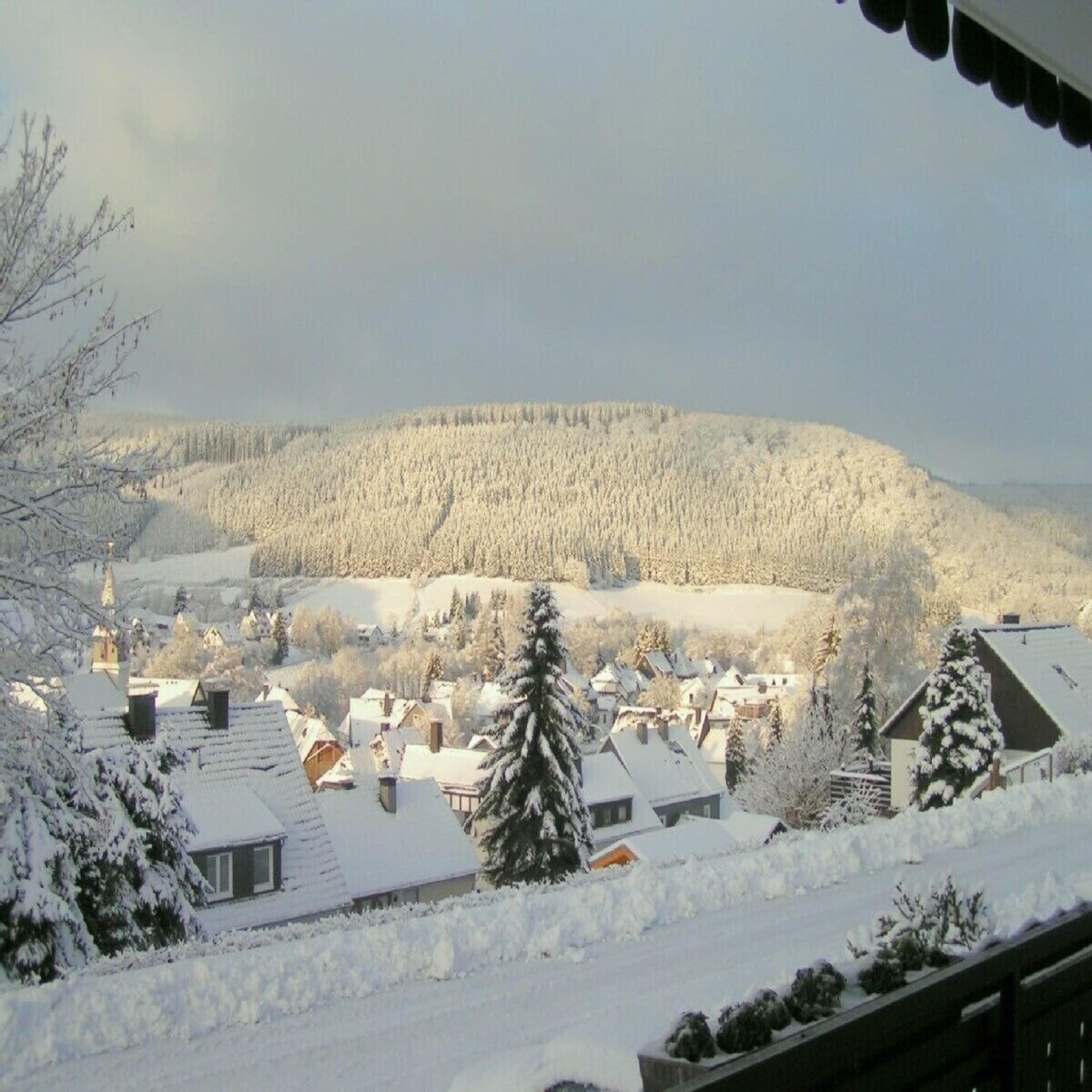 Blick von einem Balkon auf die verschneite Landschaft.