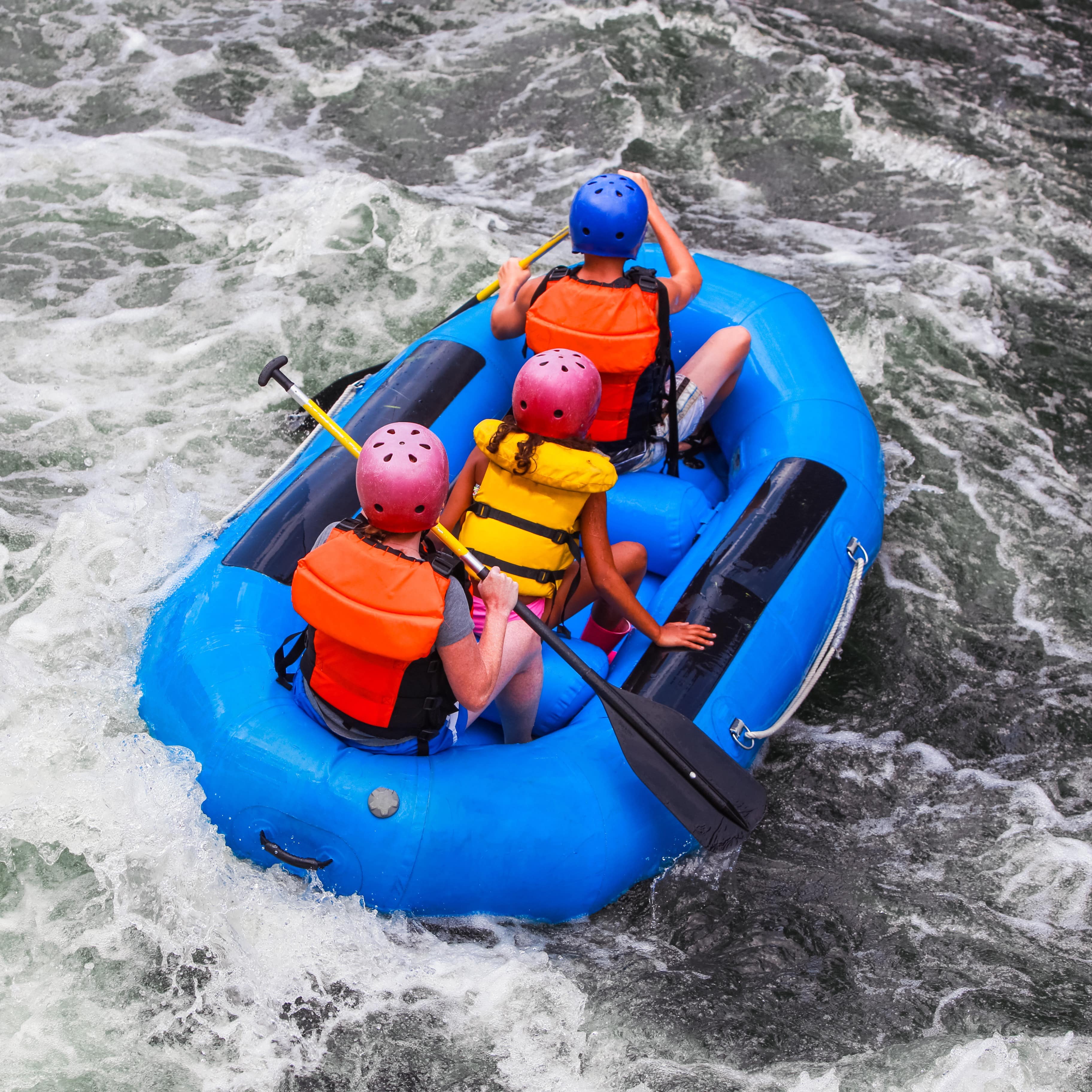 Kinder beim Wildwasser-Rafting