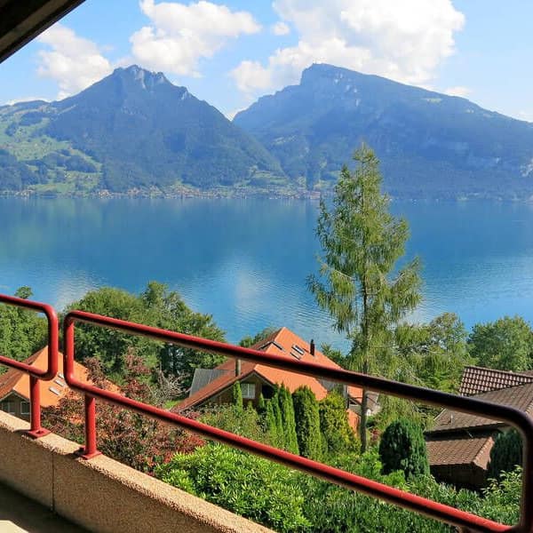 Ferienhaus in der Schweiz mit großem Balkon und Blick über einen See mit Bergkulisse