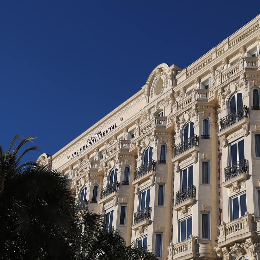 Luxus-Ferienwohnungen in einem Apartmenthaus an der Promenade gehören zu den exklusiven Unterkünften in Cannes. 