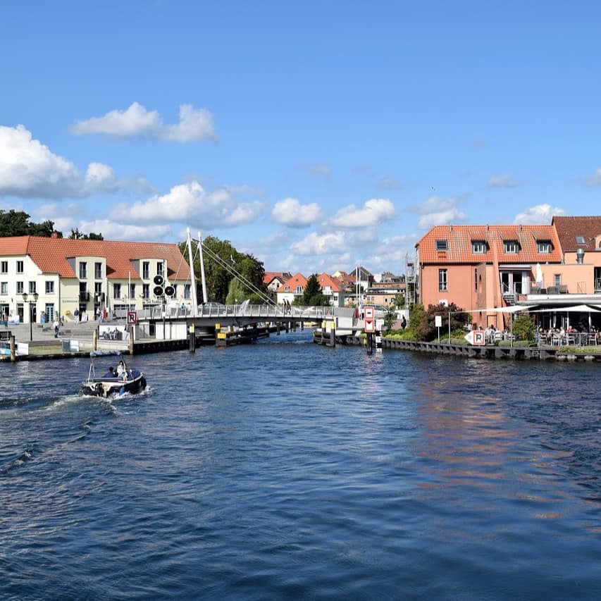 Die Altstadt ist über eine Brücke mit der Neustadt verbunden – Ferienwohnungen in Malchow befinden sich in den Häusern am Ufer.