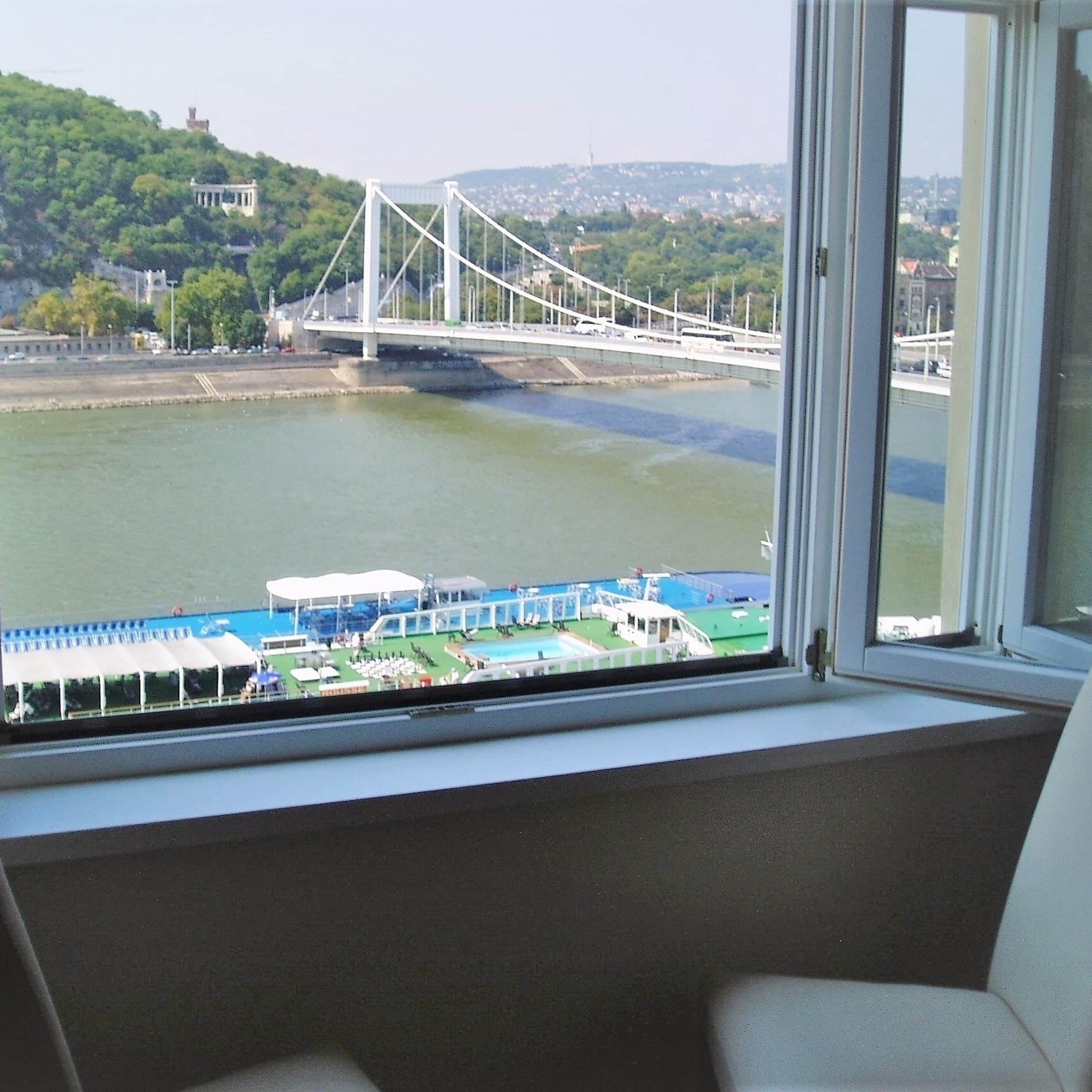 Blick aus dem Fenster der Ferienwohnung in Budapest auf Donau, Gellértberg und Elisabethenbrücke
