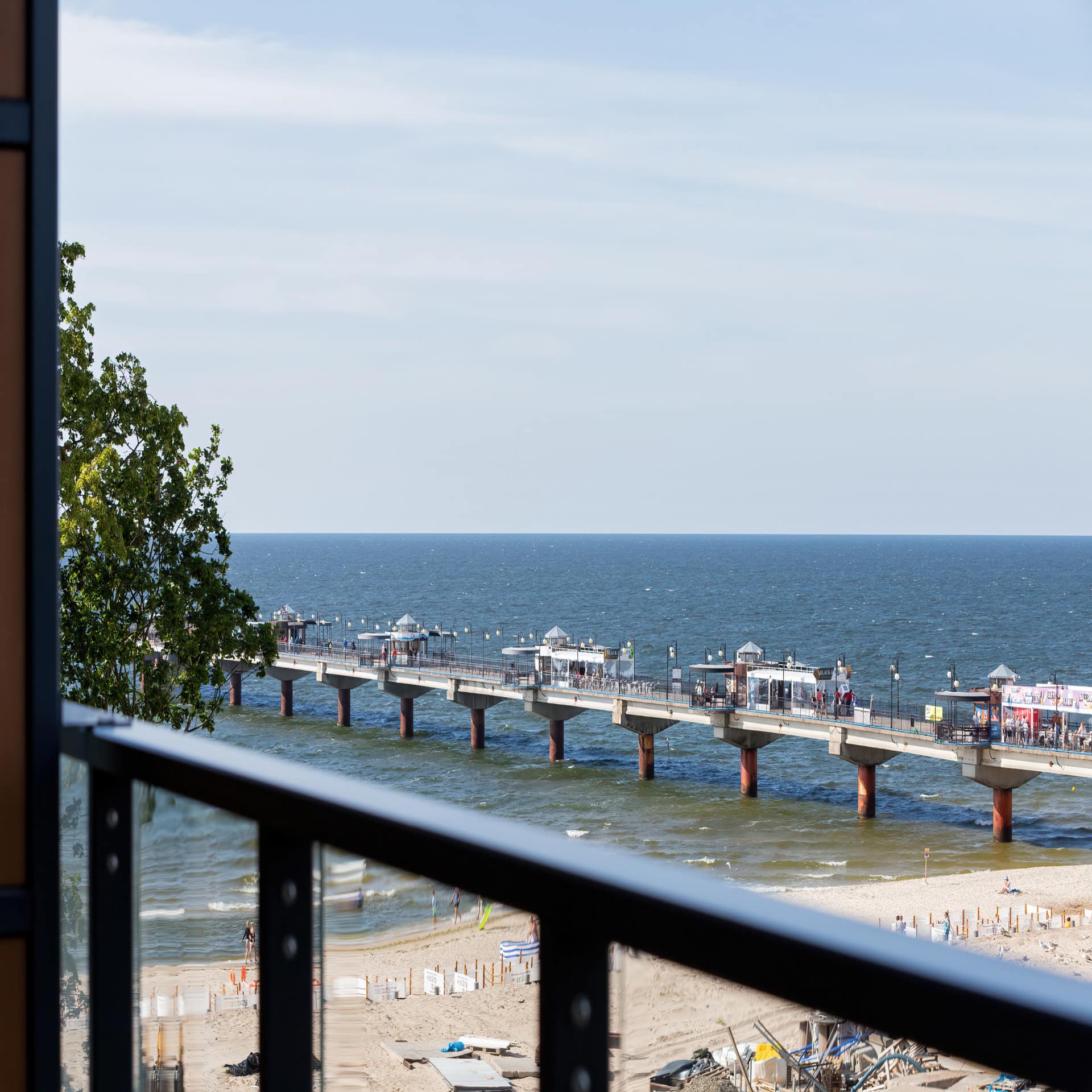 Blick vom Balkon auf den Strand von Swinemünde und die Seebrücke. 