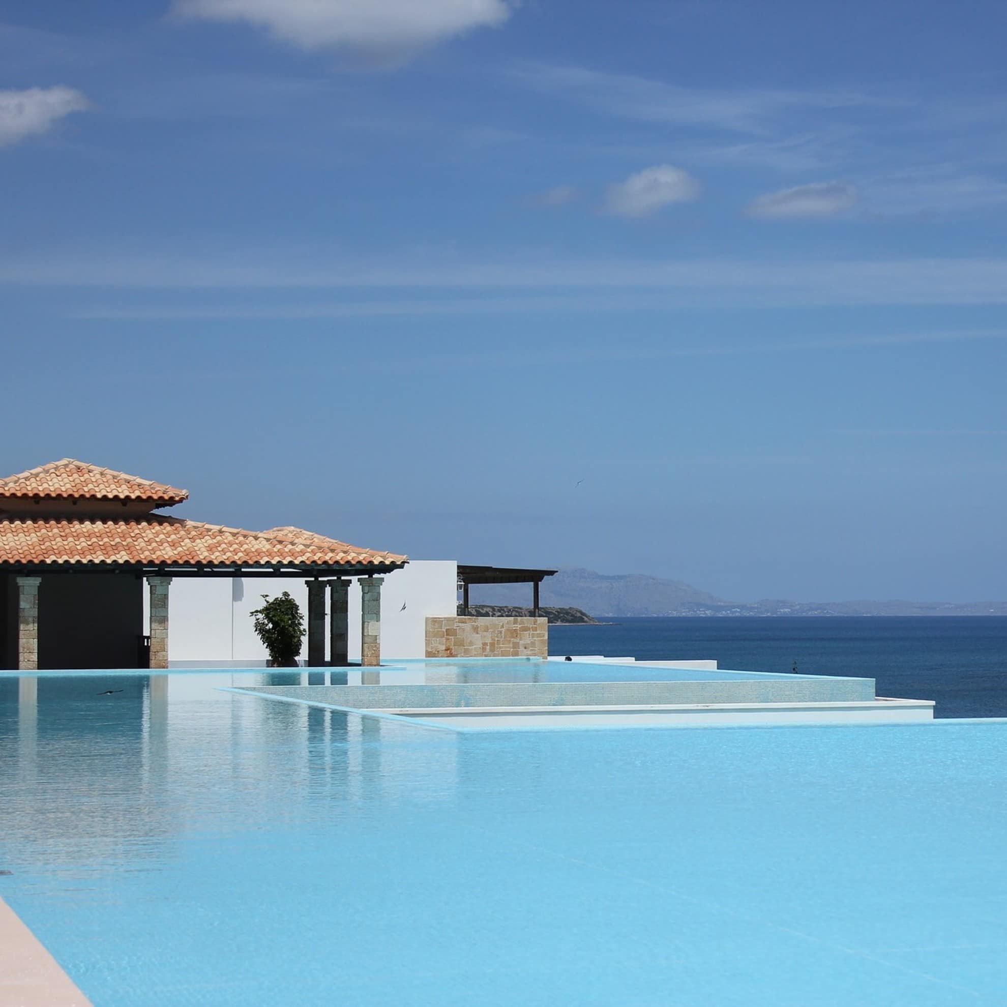 Villa mit Infinity Pool und Blick auf das Meer