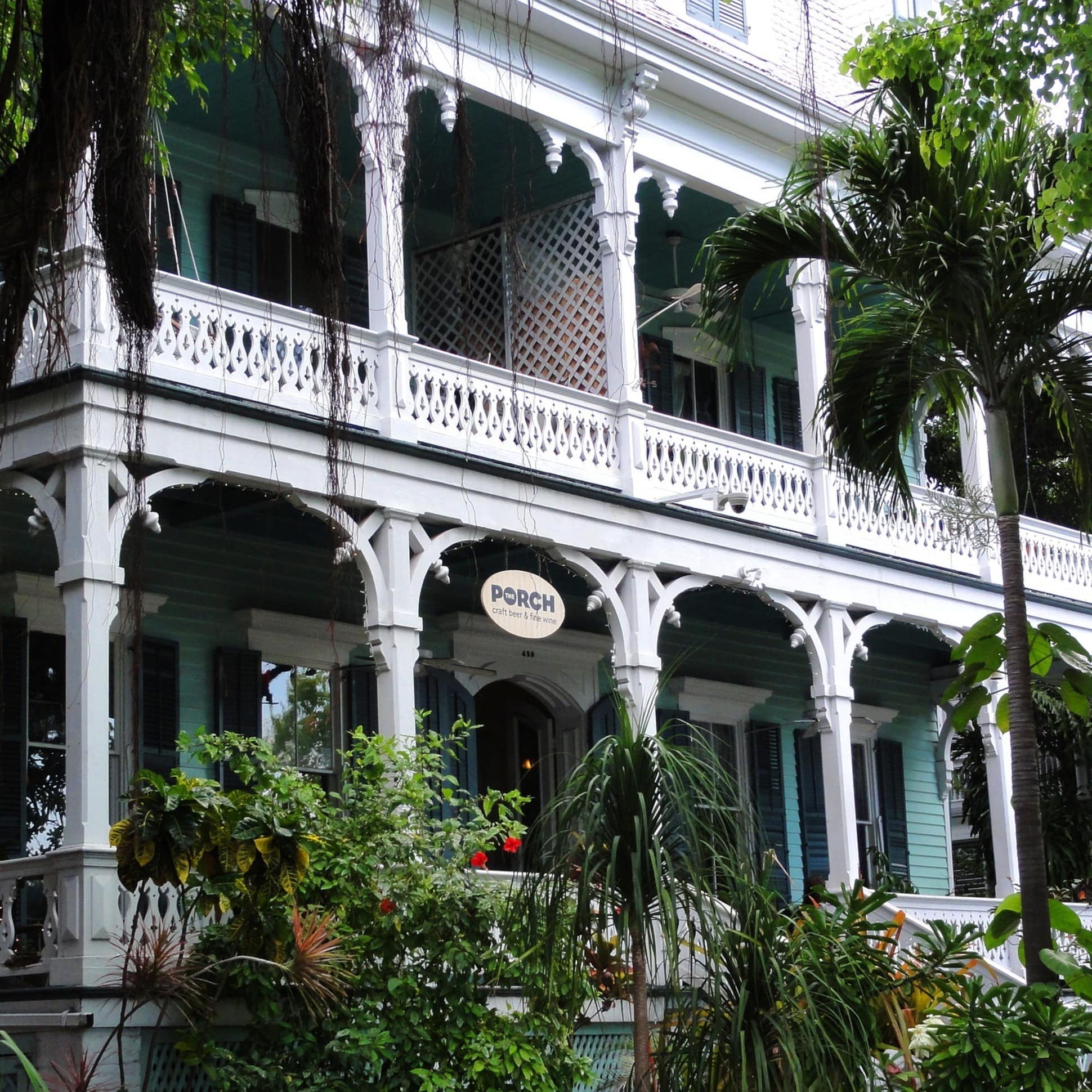Villa in Florida in Holzbauweise mit Balkon und Palmen