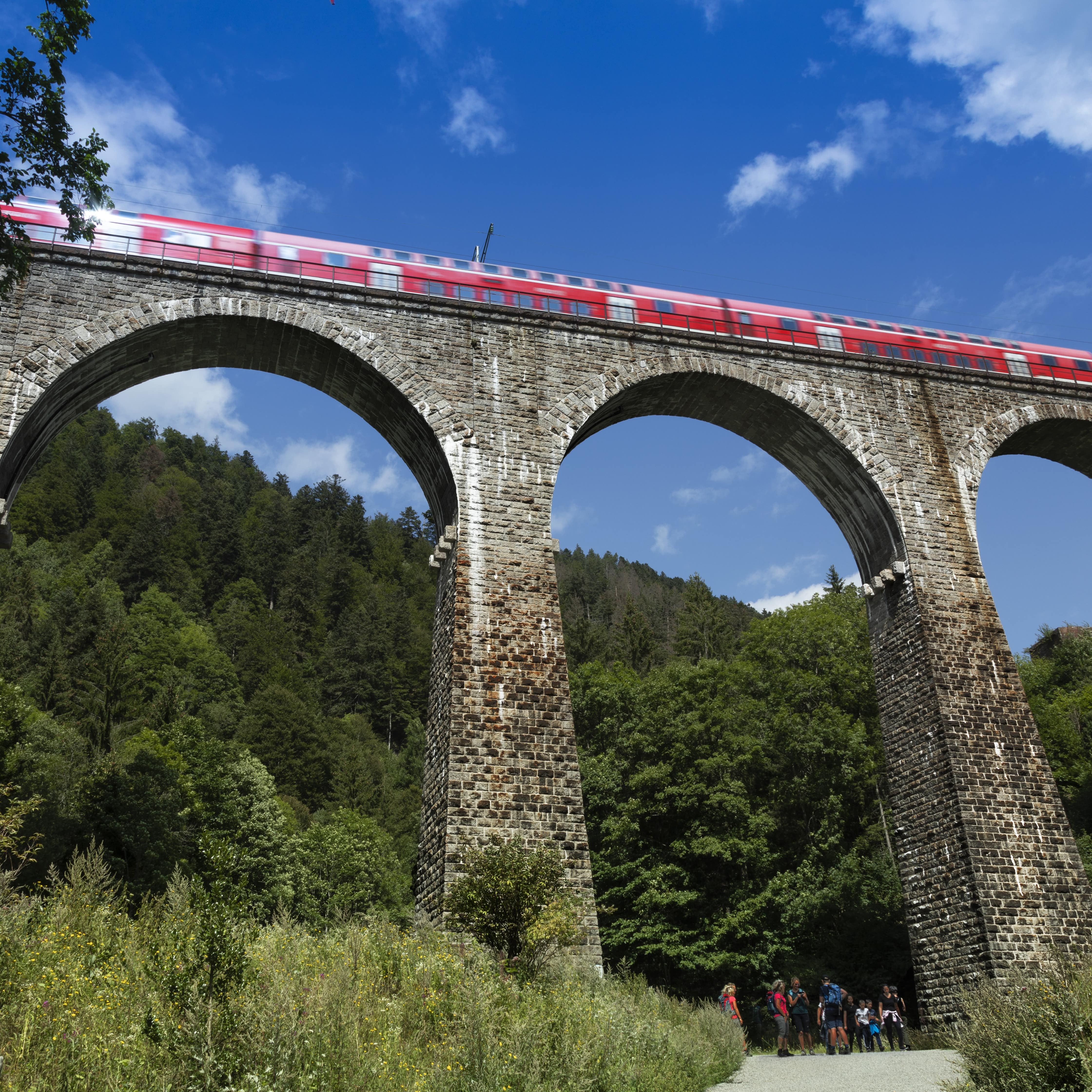 Ein Zug überquert das Viadukt Ravennabrücke.