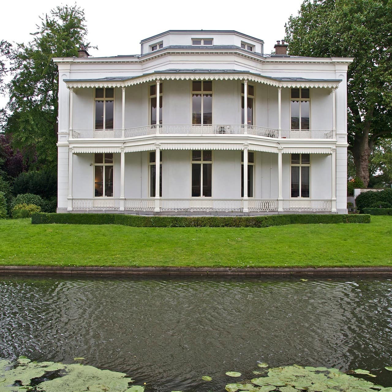 Luxuriös anmutendes, weißes zweistöckiges Haus in Holland mit Garten direkt am Wasser
