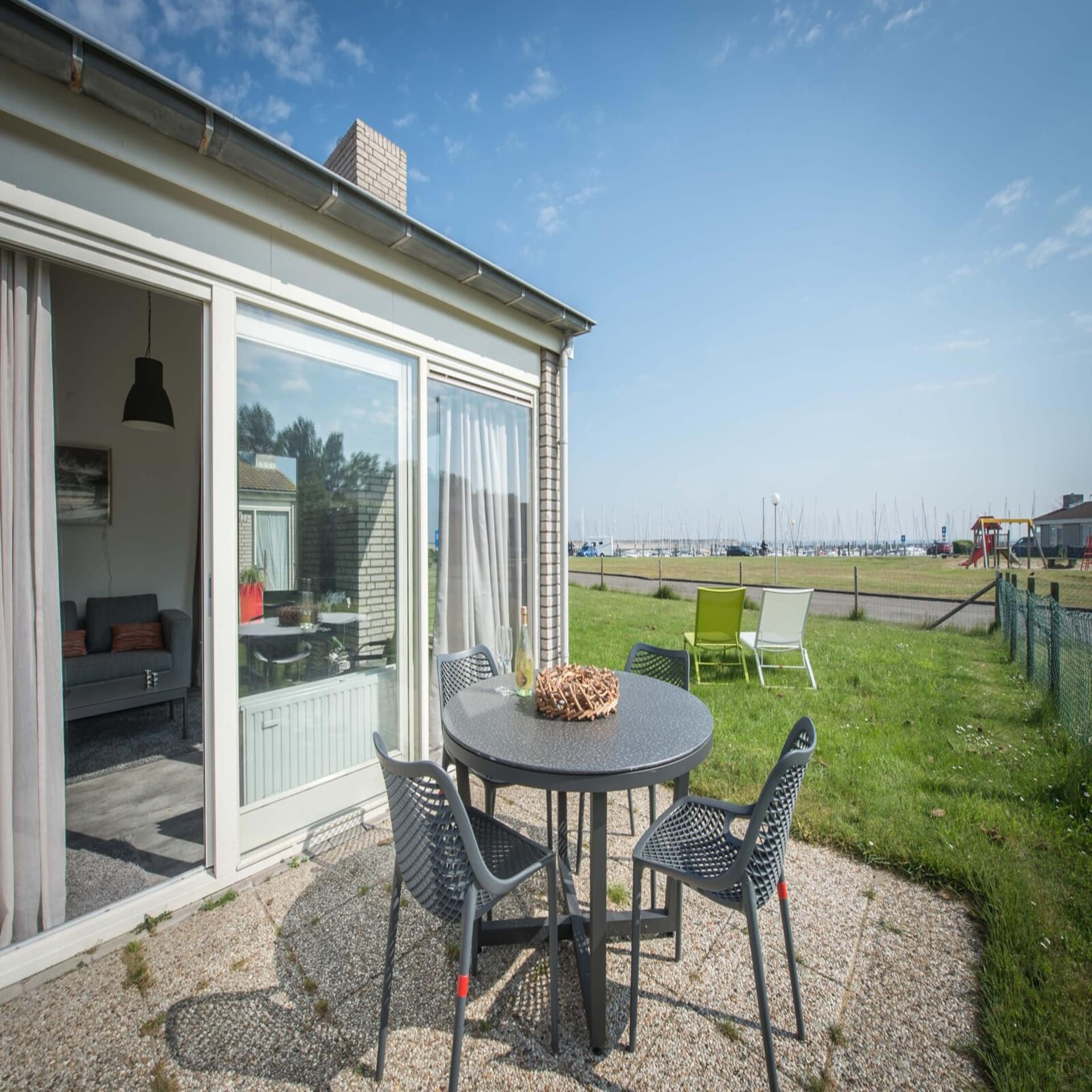 Bungalow mit Terrasse und Blick auf den Hafen. 