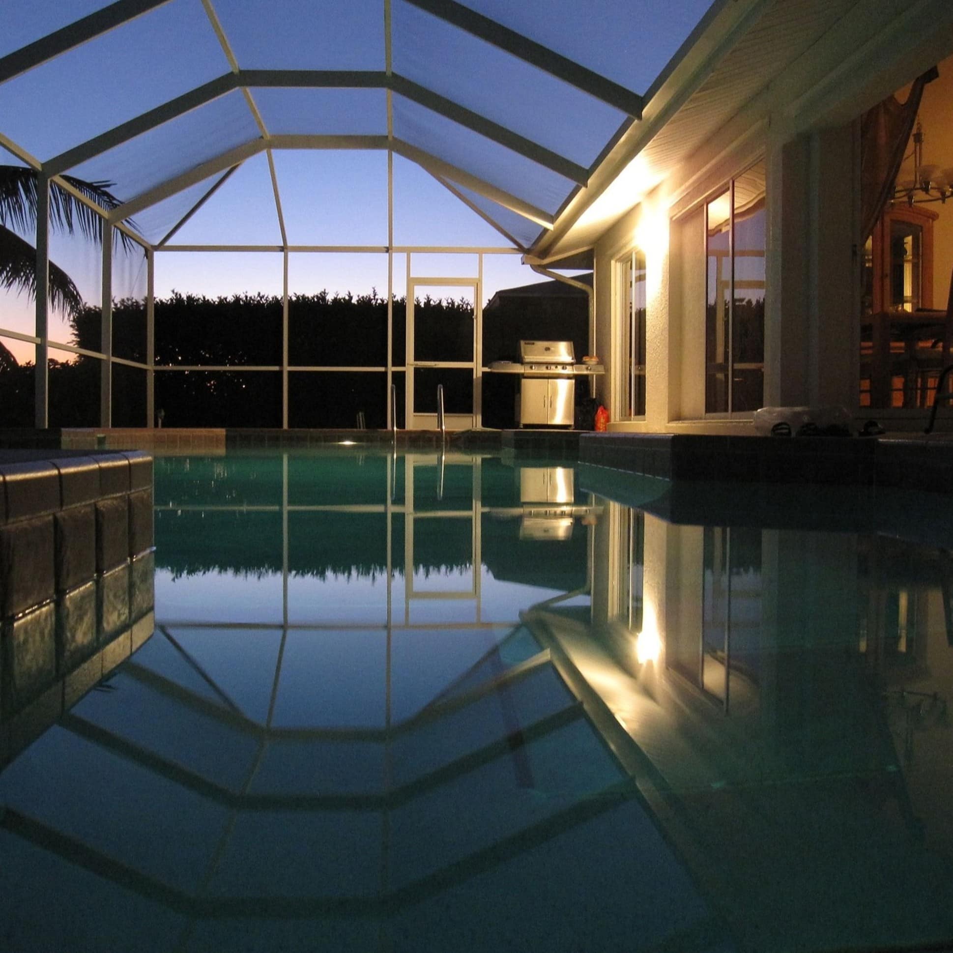 Pool einer Villa in Cape Coral mit Glasdach
