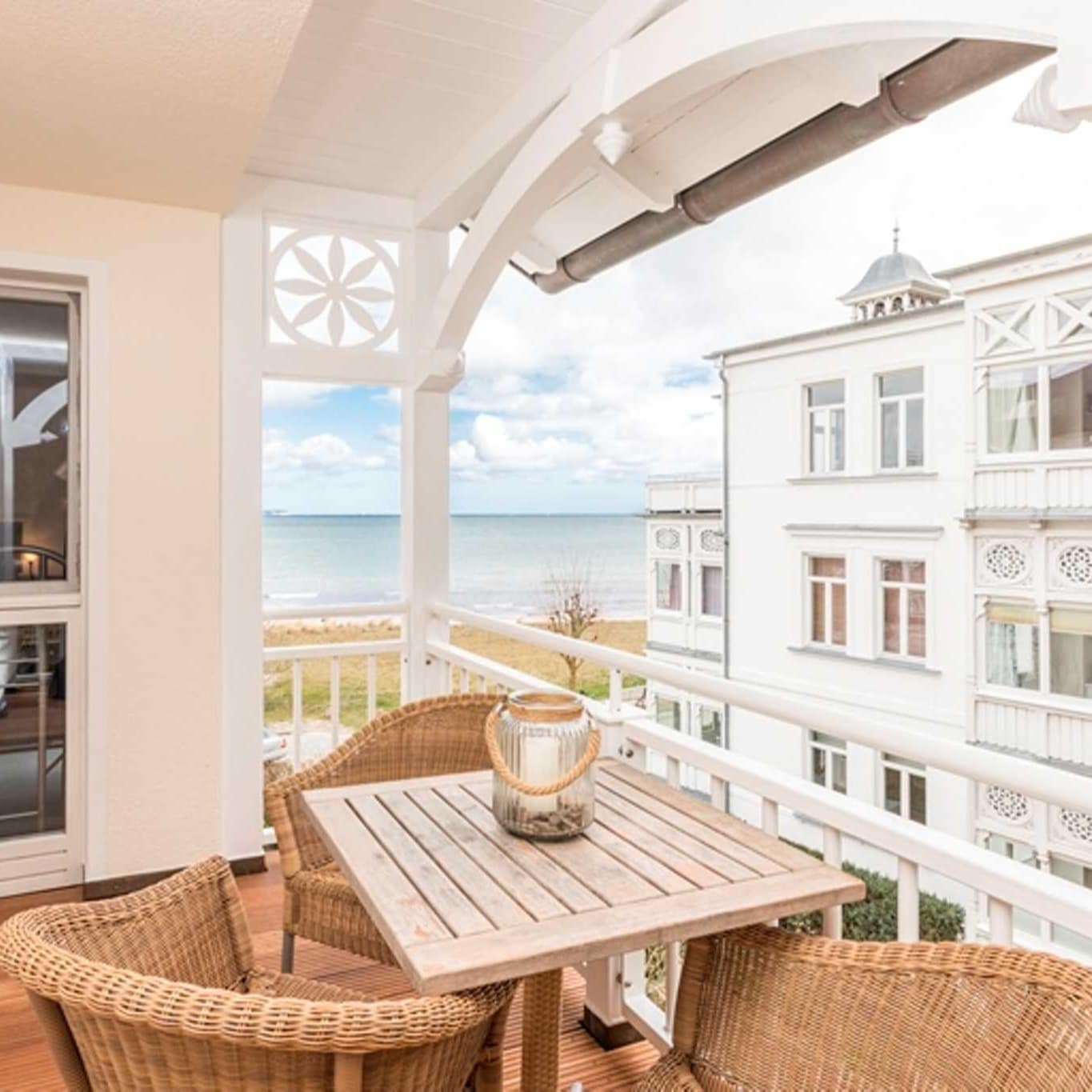 Balkon mit Tisch und Stühlen einer Ferienwohnung in Binz direkt am Meer 
