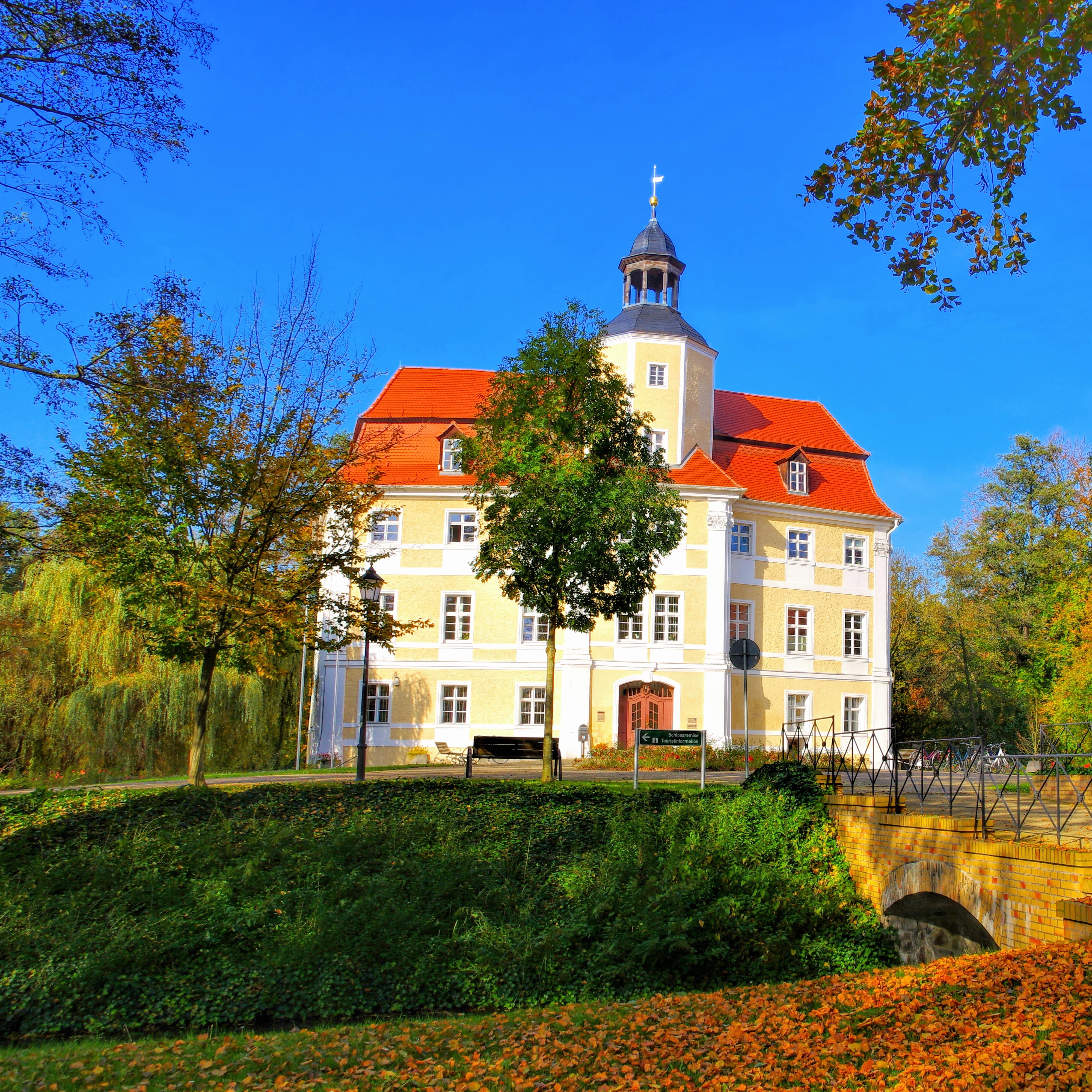 Blick auf das Schloss Vetschau an einem sonnigen Herbsttag.