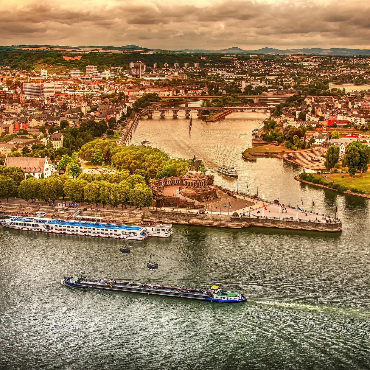 Blick von oben auf das Deutsche Eck, Koblenz, Häuser und Schiffe sind zu sehen