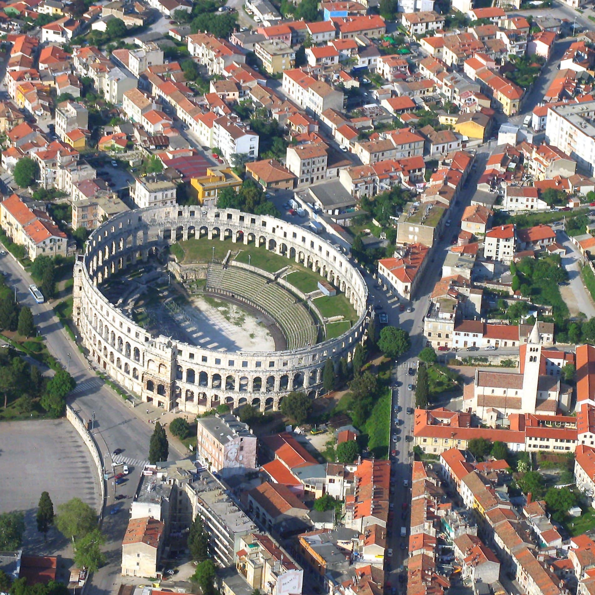 Seit fast 2.000 Jahren erhebt sich das steinerne Oval des Amphitheaters aus den Häusern des Badeorts Pula in Istrien