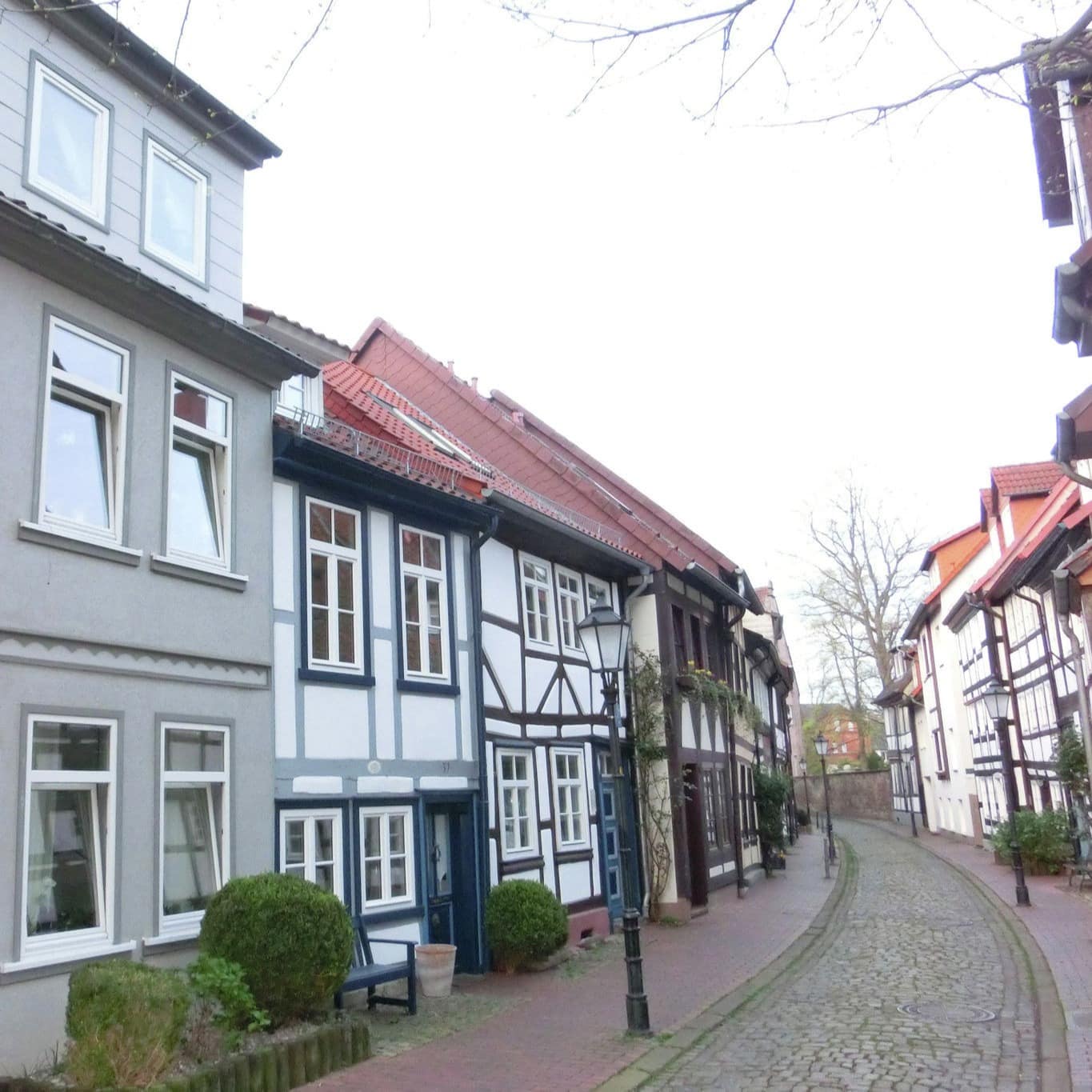 Eine schmale Straße in der Altstadt von Hameln mit Fachwerkhäusern 