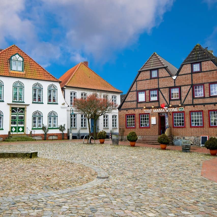 In der Umgebung von Heide locken romantische historische Ortschaften wie Meldorf.