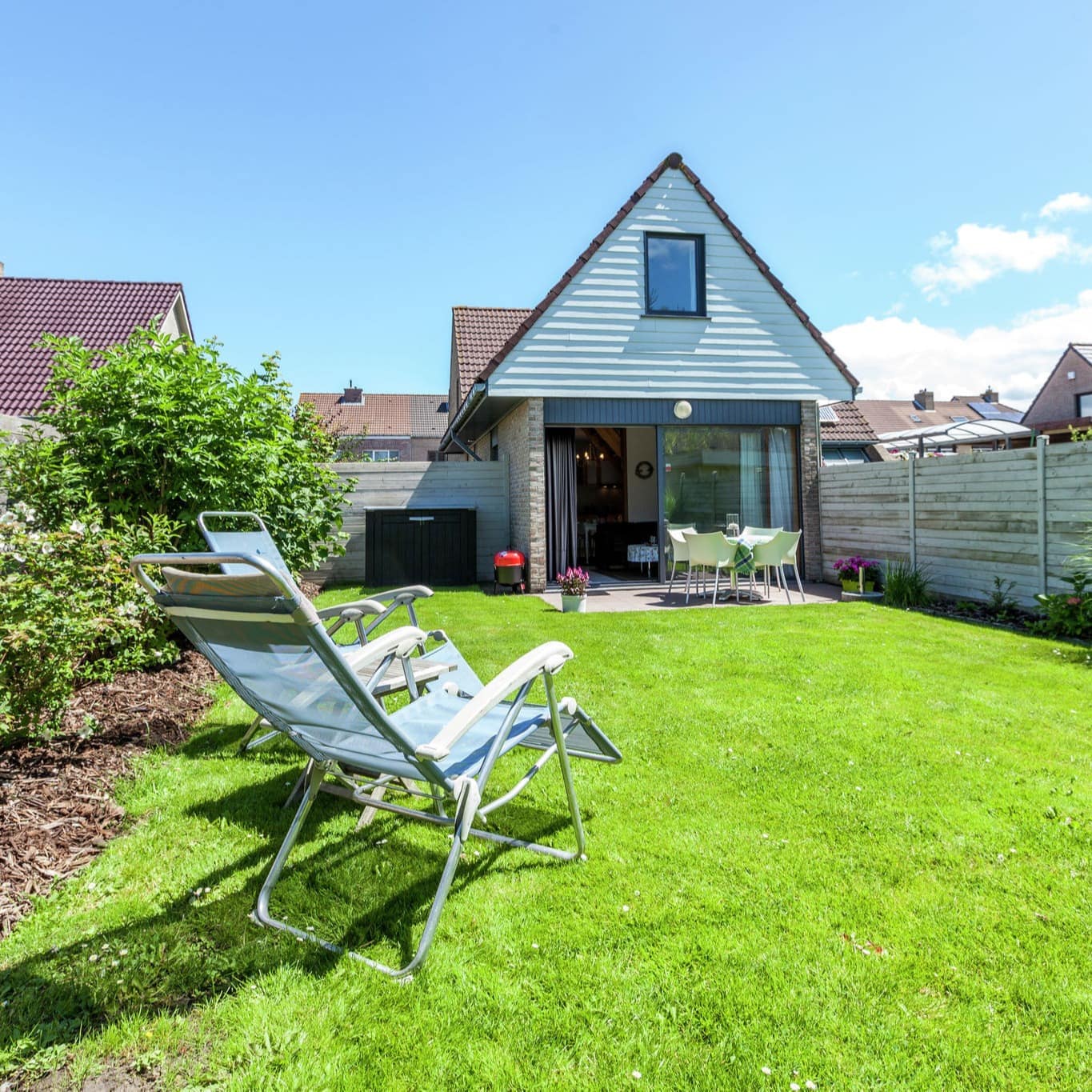 Frontansicht eines gemütlichen Ferienhauses in Belgiens Bredene mit schönem Garten mit Liegestühlen