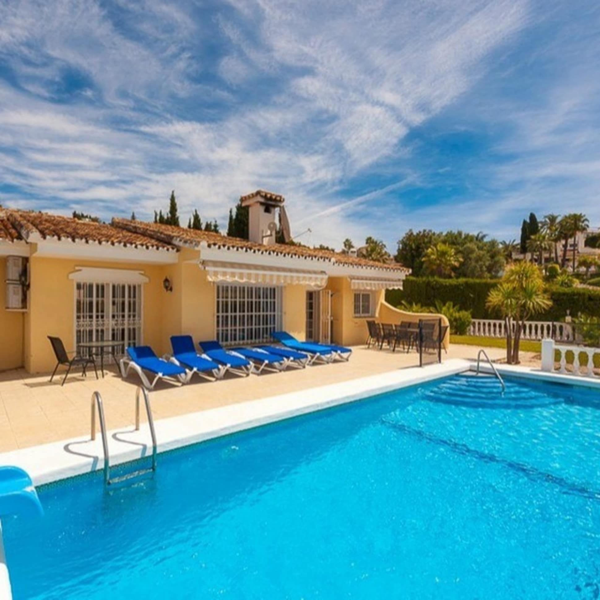 Finca auf Mallorca mit Pool, Wasserrutsche und Sonnenliegen