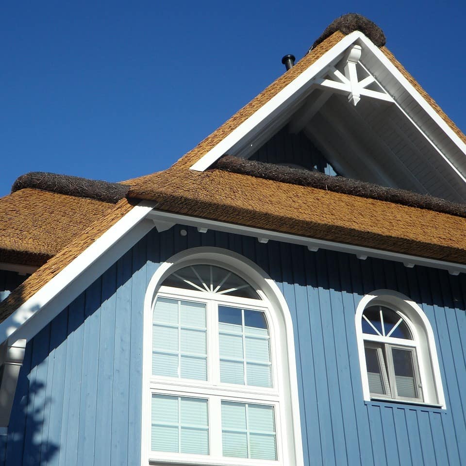 Blau wie das Meer und der Himmel präsentiert sich dieses reetgedeckte Ferienhaus in Zingst. 