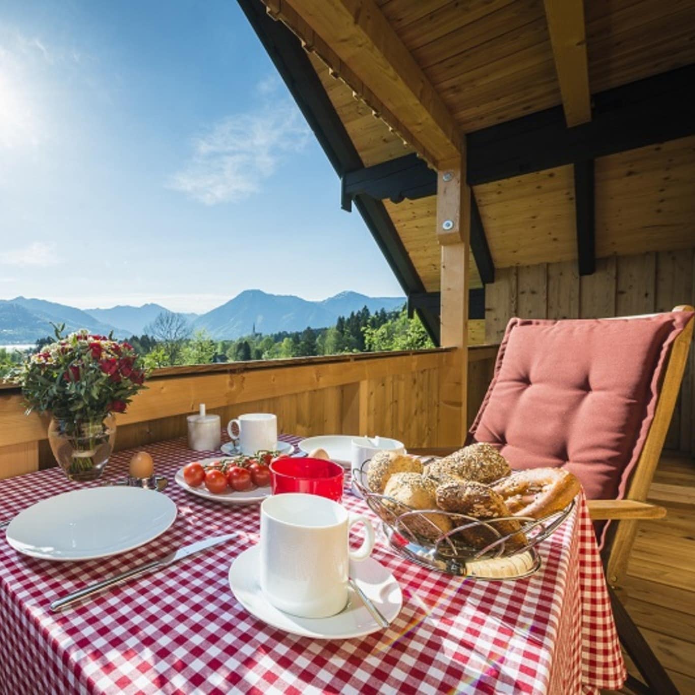 Gedeckter Frühstückstisch auf dem Balkon einer Ferienwohnung in Bad Wiessee mit Blick auf den See