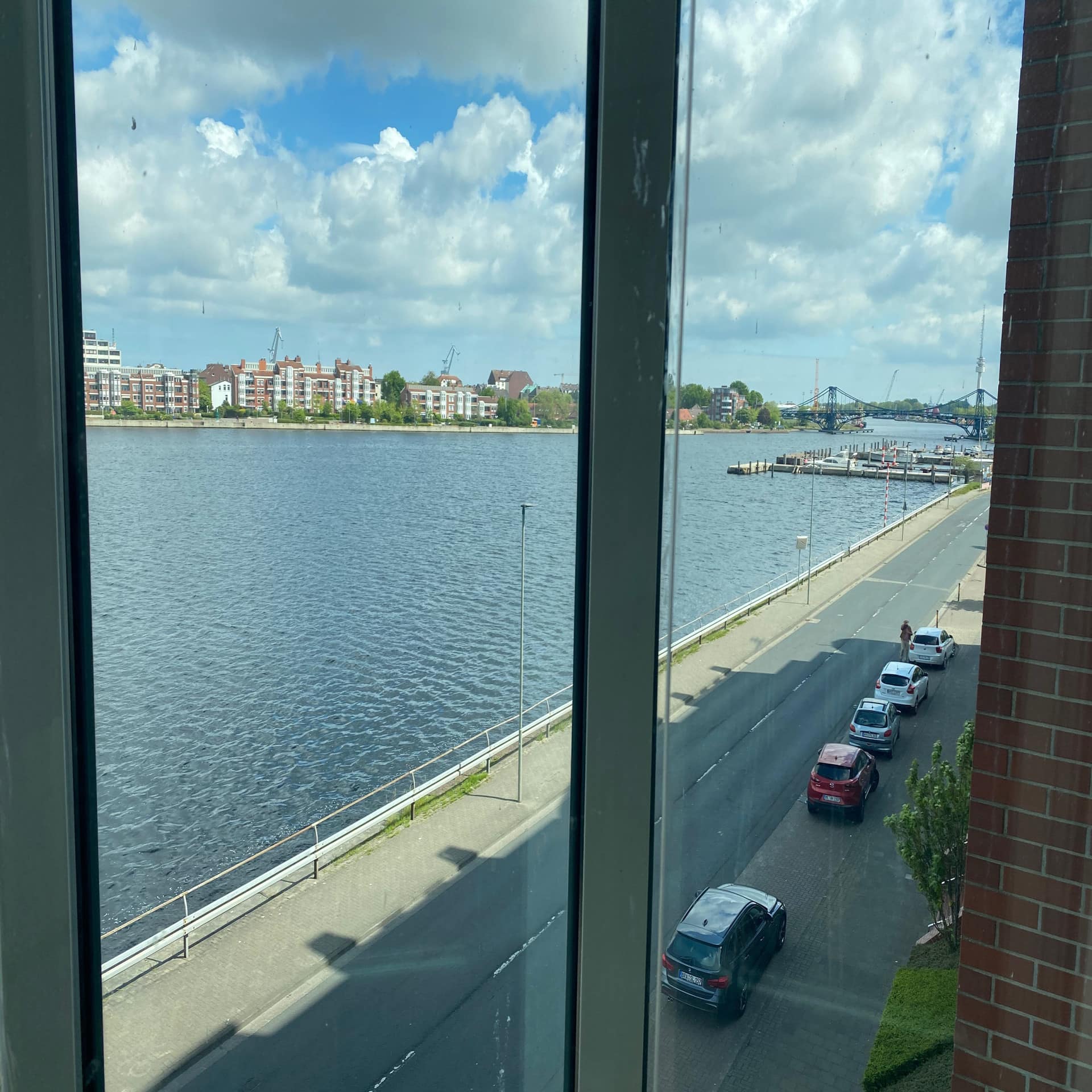 Blick aus dem Fenster einer Wohnung direkt am Wasser in Wilhelmshaven.